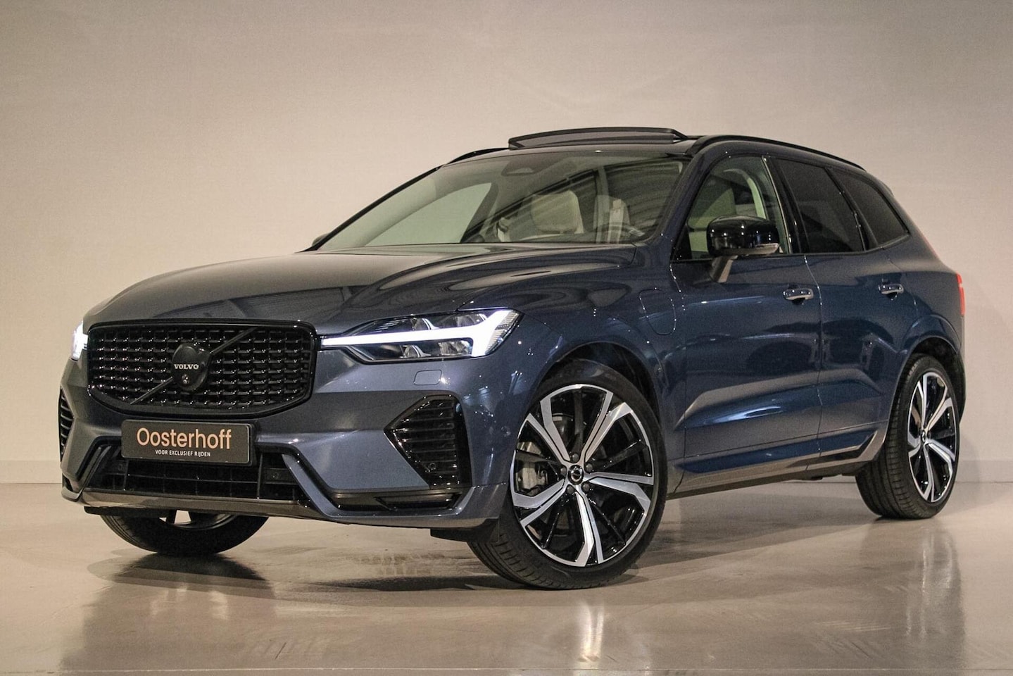 Volvo XC60 - 2.0 T6 Plug-in hybrid AWD Ultra Dark LUCHTV | B&W - AutoWereld.nl