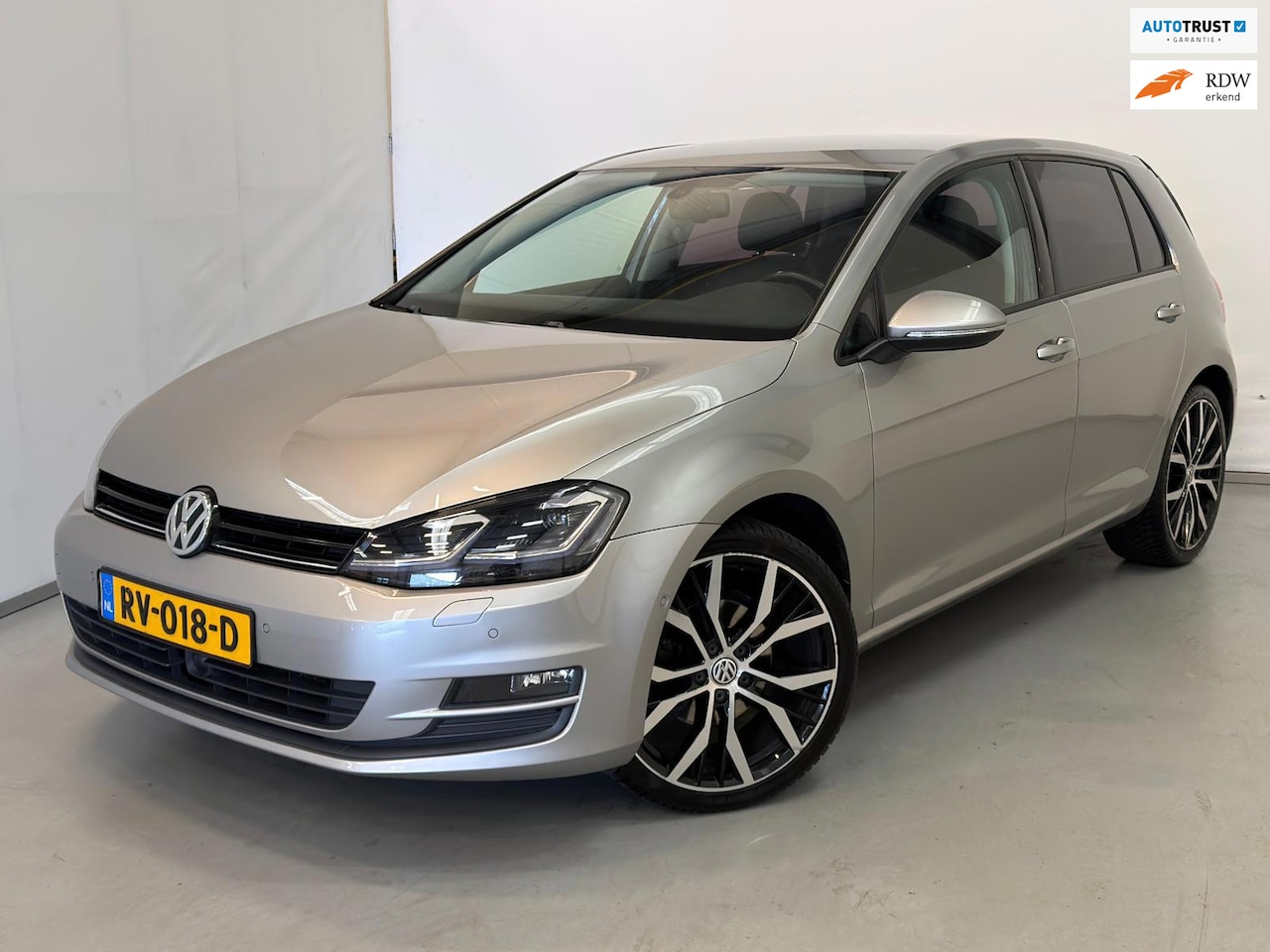 Volkswagen Golf - 1.4 TSI Highline / Xenon / ACC / 19" LM / Stoelverwarming - AutoWereld.nl