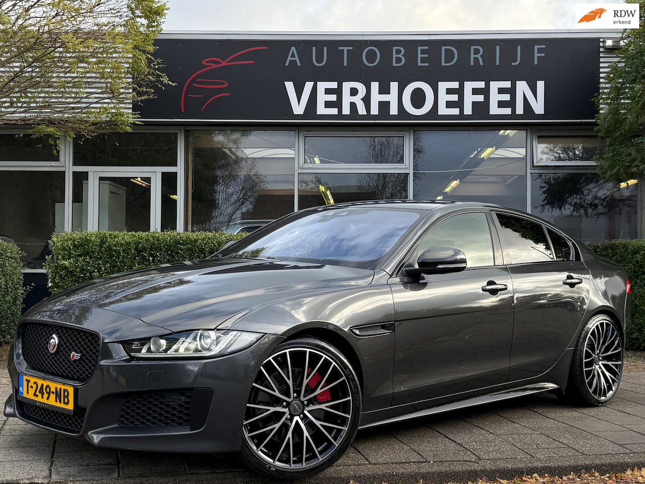 Jaguar XE - 3.0 S Platinum Edition - ZWART LEDER - STOEL VERW - KEYLESS GO - CRUISE / CLIMATE CONTR ! - AutoWereld.nl