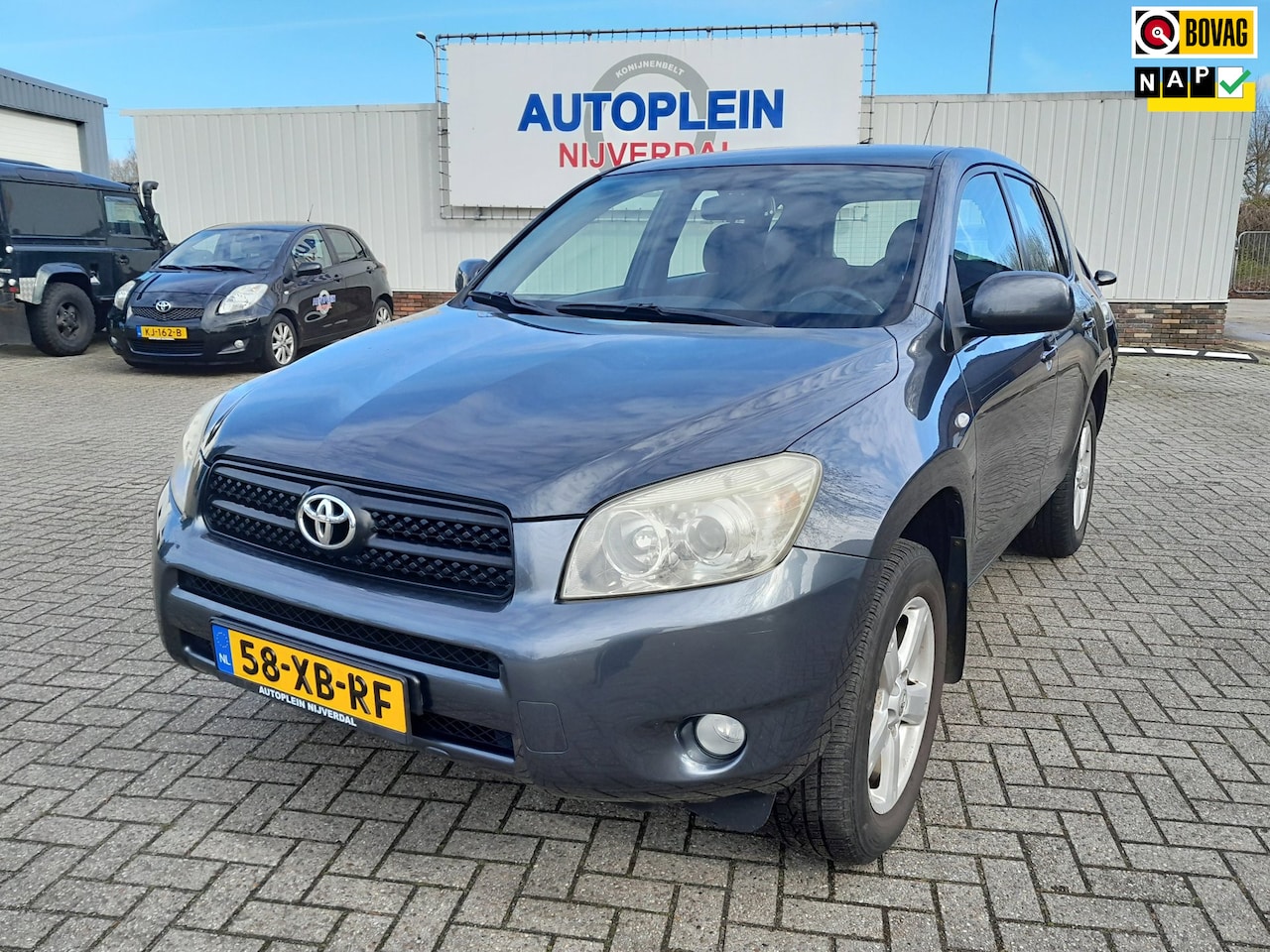 Toyota RAV4 - 2.0 VVTi Linea Sol mooie Youngtimer met stoer reservewiel achterop! - AutoWereld.nl