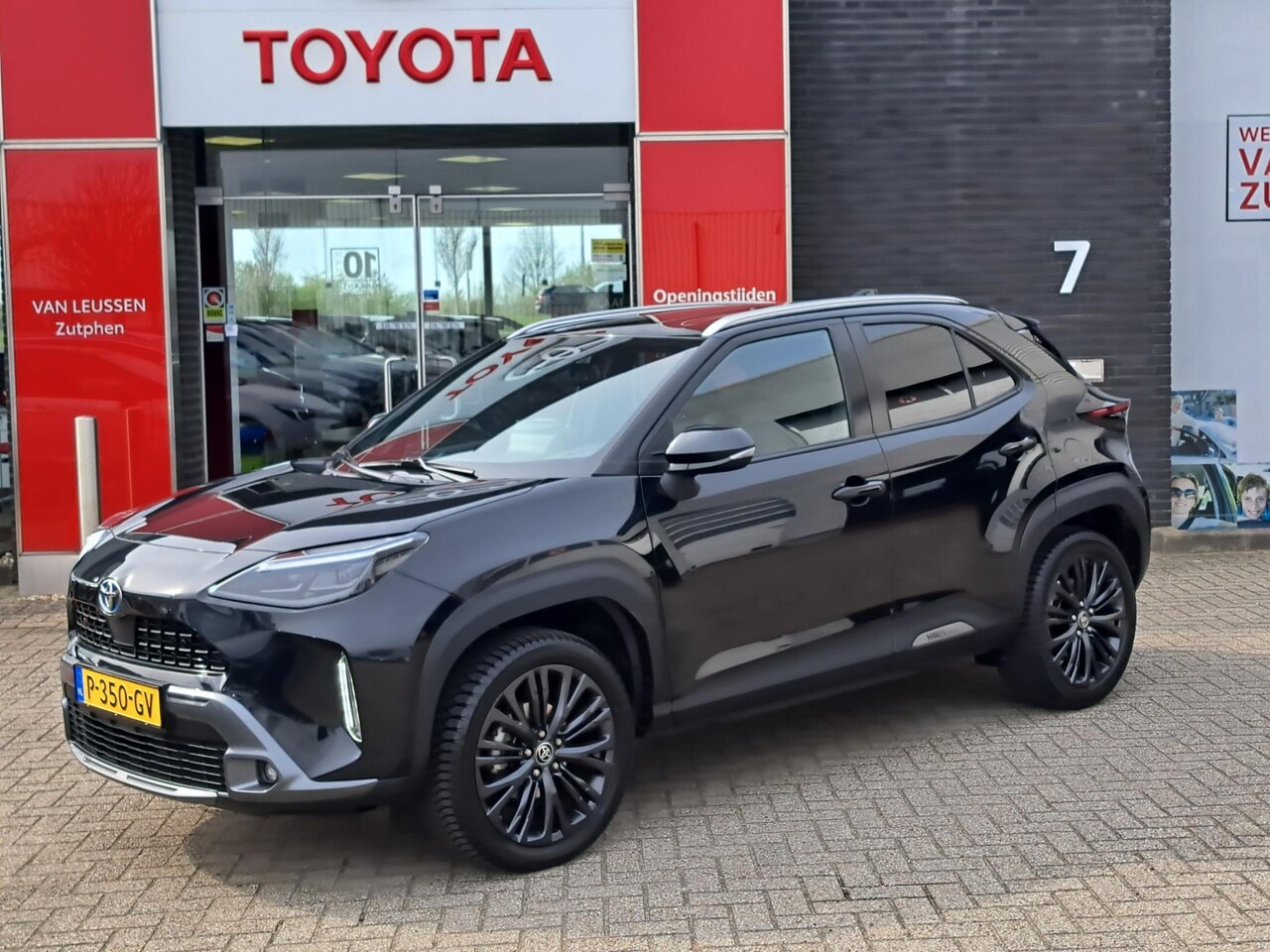 Toyota Yaris Cross - 1.5 HYBRID ADVENTURE PDC TREKHAAK CAMERA BLIND-SPOT STUUR/STOELVERWARMING - AutoWereld.nl