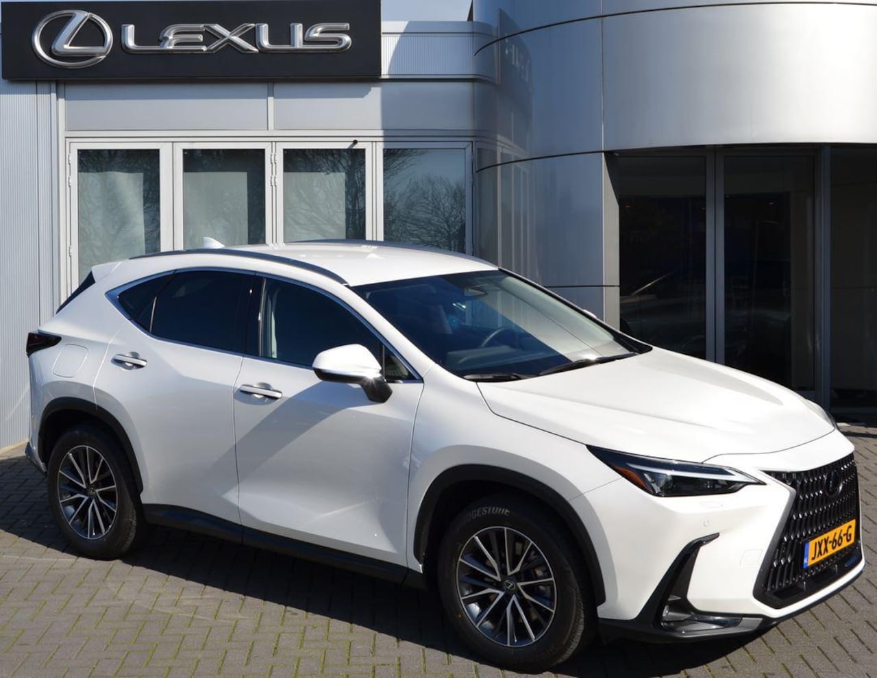Lexus NX - 450h+ AWD Luxury Line TREKHAAK 1500KG TREKGEWICHT STOELVERW STUURVERW EL-ACHTERKLEP APPLE/ - AutoWereld.nl