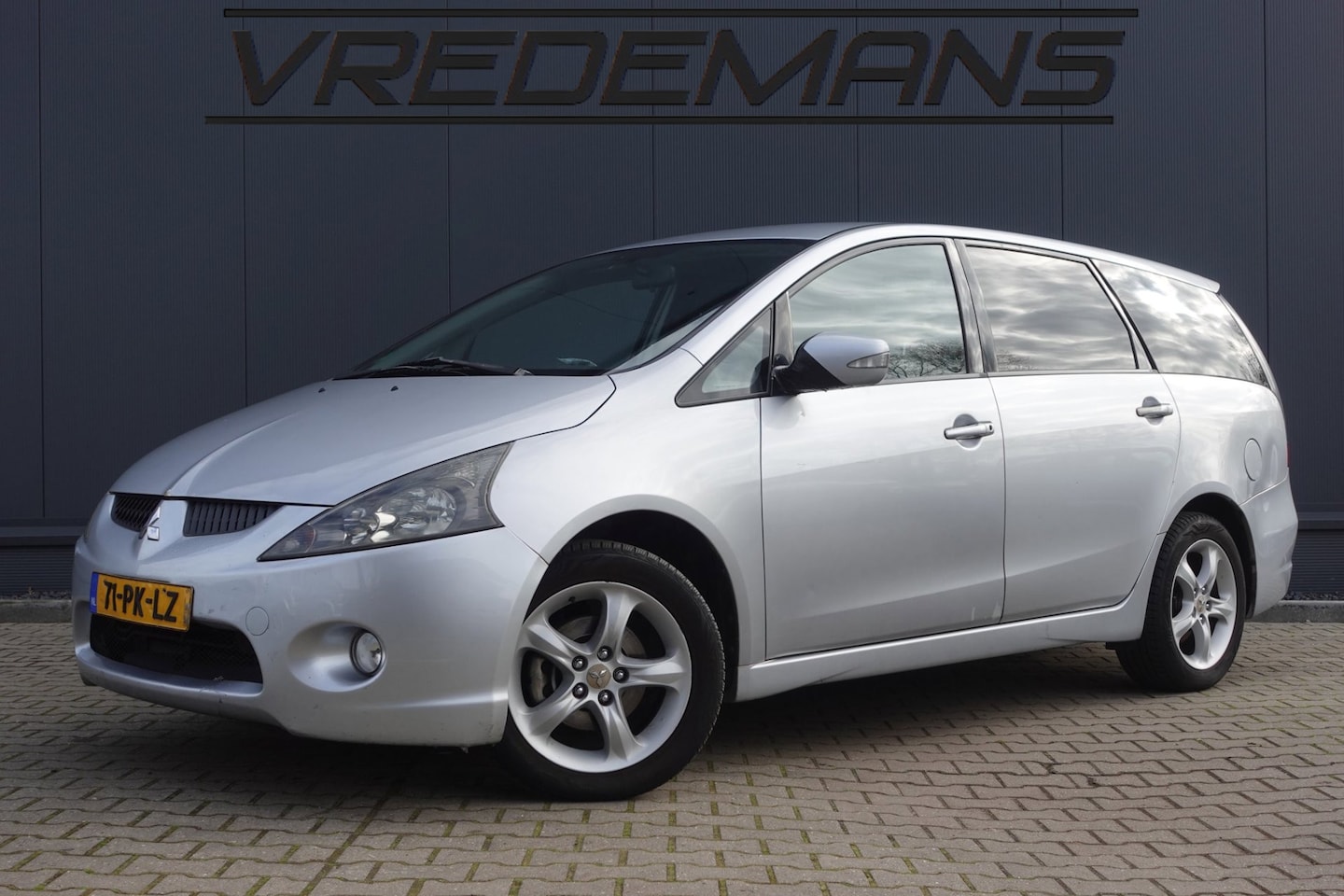 Mitsubishi Grandis - 2.4-16V Intense 6p. 2.4-16V Intense 6-pers - AutoWereld.nl