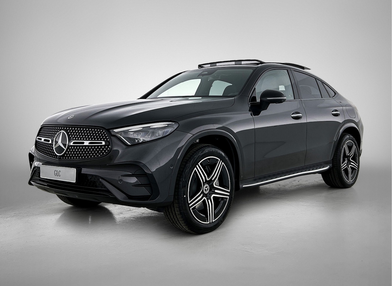 Mercedes-Benz GLC-klasse Coupé - 300 e 4MATIC Sport Edition | Premium Pakket | Nightpakket | Treeplanken in aluminiumlook | - AutoWereld.nl
