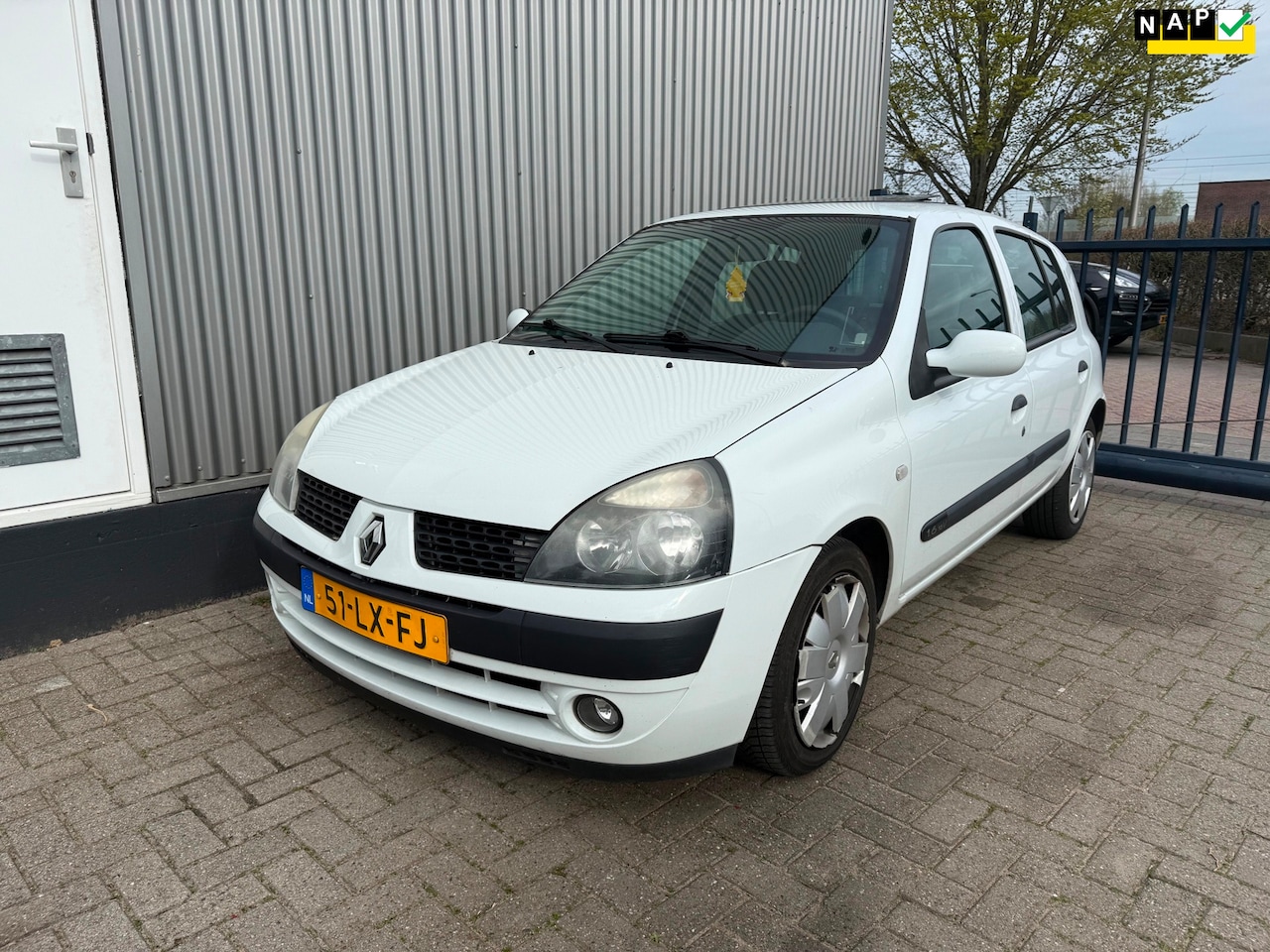 Renault Clio - 1.6-16V Privilège / AUTOMAAT / 5-DEURS / APK GELDIG T/M 03-04-2027 - AutoWereld.nl