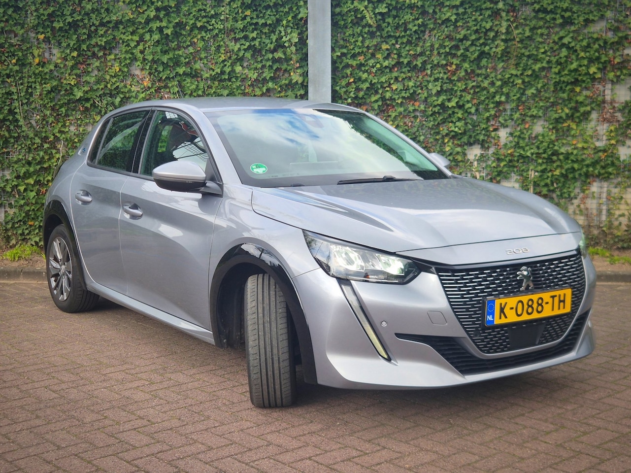 Peugeot e-208 - EV Allure 50 kWh 3D-cockpit | Stoelverwarming | parkeercamera - AutoWereld.nl
