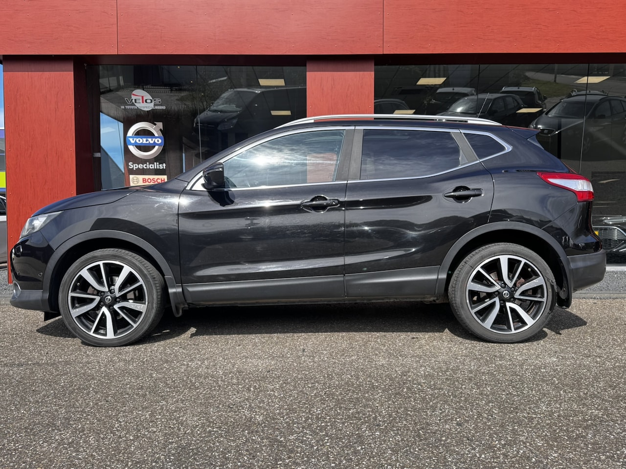 Nissan Qashqai - 1.2 TEKNA | 19'' LMV | PANORAMADAK | NAV | CAMERA | ELEKTRISCHE STOELEN - AutoWereld.nl