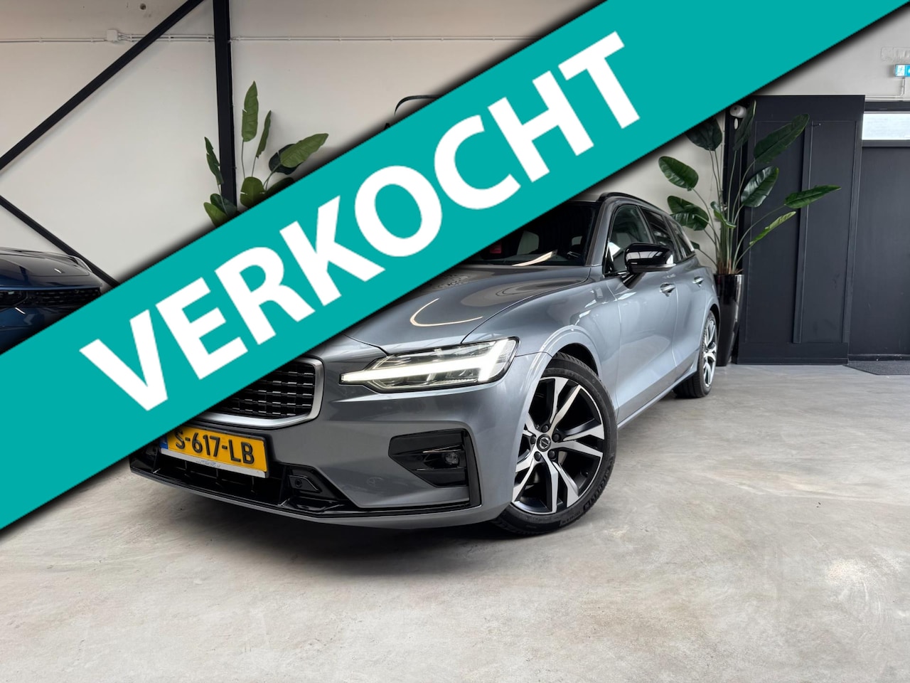 Volvo V60 - 2.0 T4 R-Design CAMERA LEDER LED - AutoWereld.nl