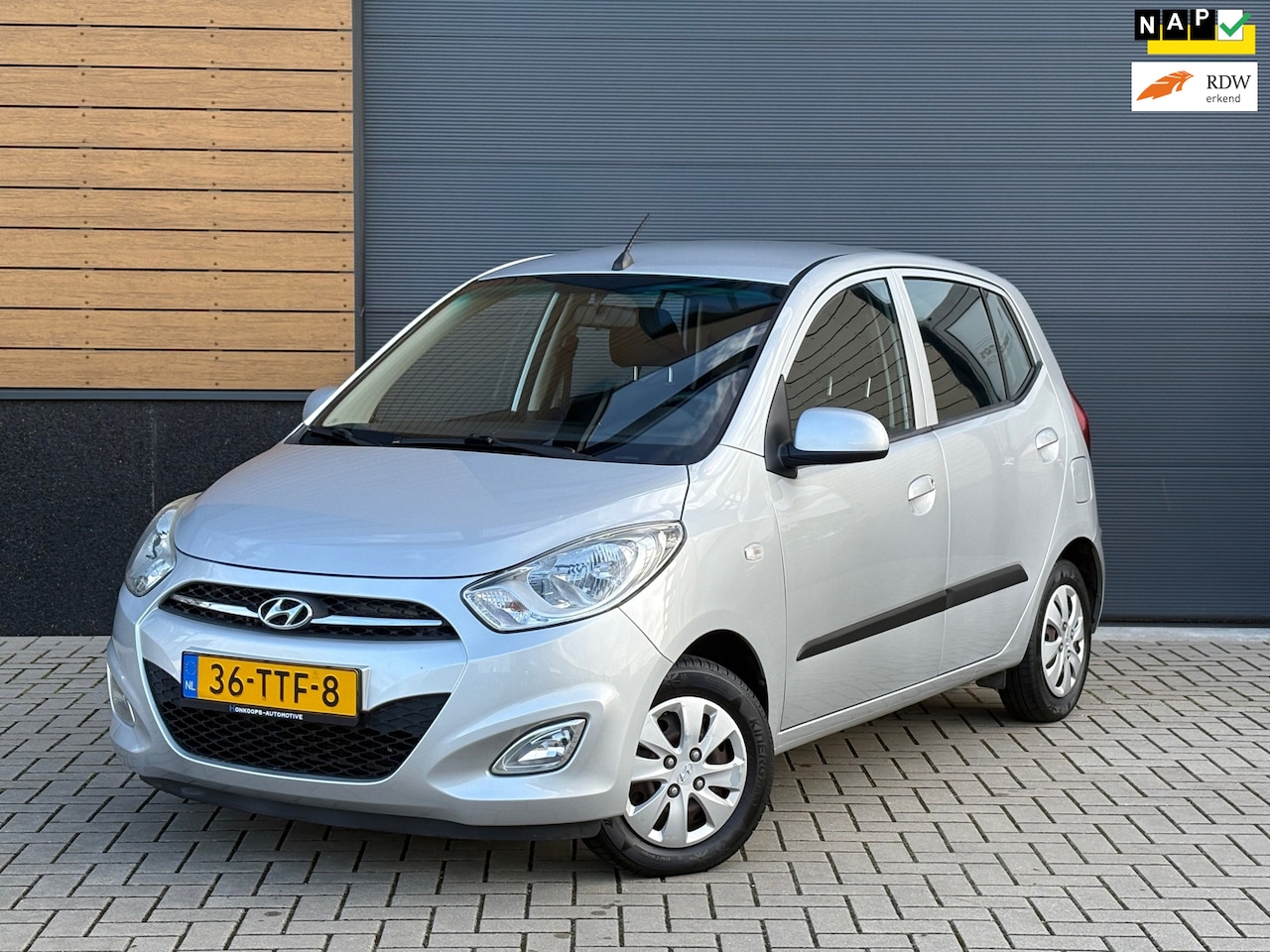 Hyundai i10 - NWE APK - Navigatie - Airco - Parkeersensoren - Top onderhouden - AutoWereld.nl