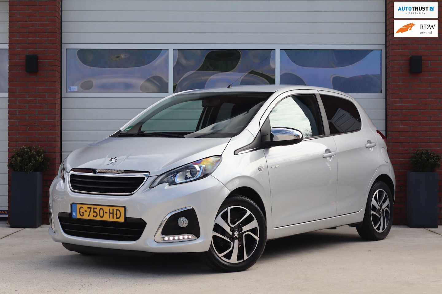 Peugeot 108 - 1.0 e-VTi 5-deurs Style - Airco - Lichtmetalen velgen - Bluetooth - LED - AutoWereld.nl