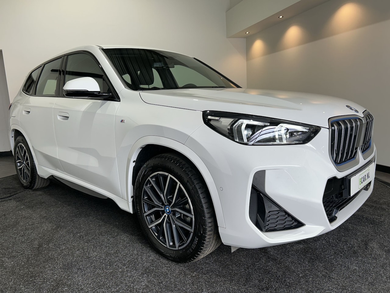 BMW iX1 - xDrive30 67 kWh M Sport Edition Sportstoelen Soh (batterijcheck) Waarde 98,3 % - AutoWereld.nl