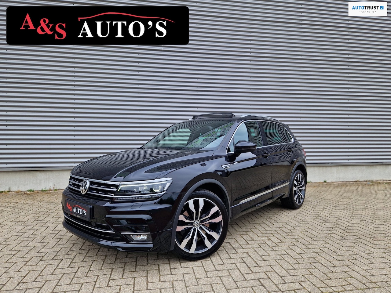 Volkswagen Tiguan - 2.0 TSI 4Motion 3x R line Pano Acc 360camera Dynaudio Trekhaak Sfeerverlichting Oplader - AutoWereld.nl