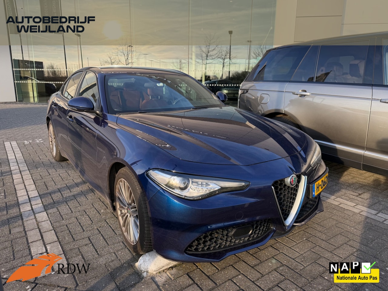 Alfa Romeo Giulia - 2.0T Super 200 PK Veloce Stoelen I 1ste eig. I Leer I Navi I Camera I Sportstoelen I Trekh - AutoWereld.nl