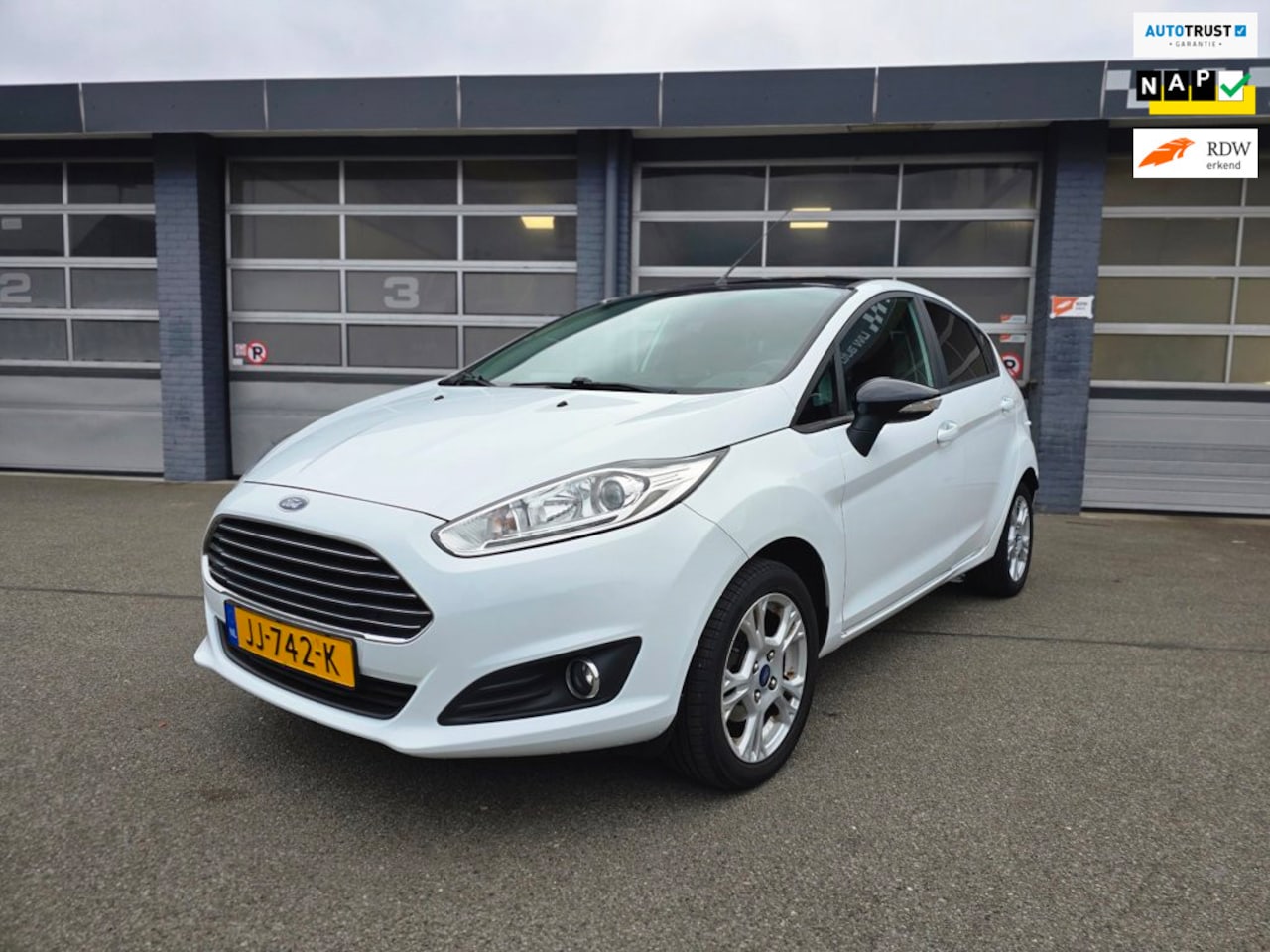 Ford Fiesta - White Edition Zwarte Dak - AutoWereld.nl