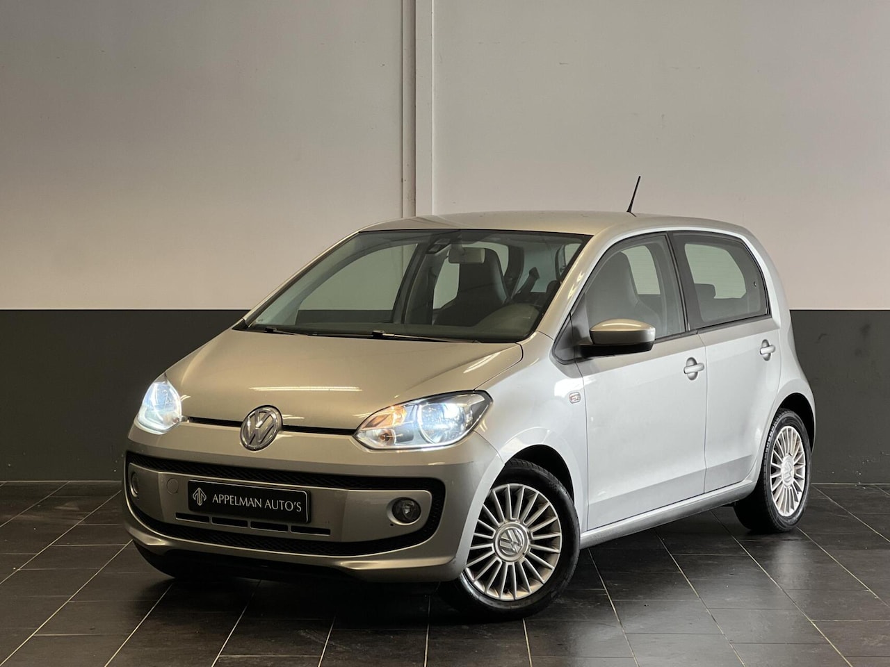 Volkswagen Up! - 1.0 High Up! NAP|Parkeersenoren|Cruise Controle|Airco| Xenon| - AutoWereld.nl