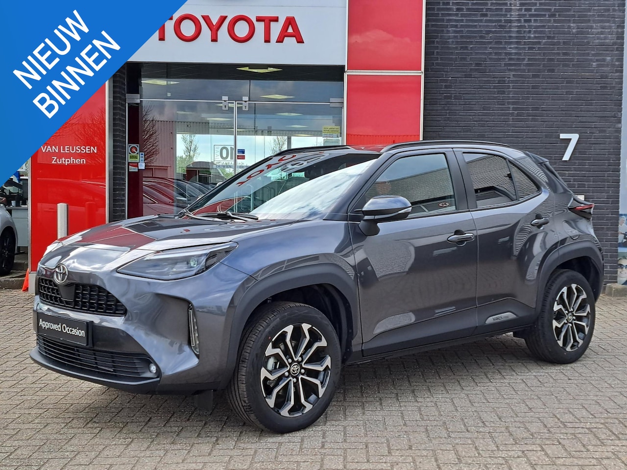 Toyota Yaris Cross - 1.5 Hybrid 115 First Edition STUUR EN STOELVERWARMING ADAPTIVE CRUISE CAMERA APPLE CAR PLA - AutoWereld.nl