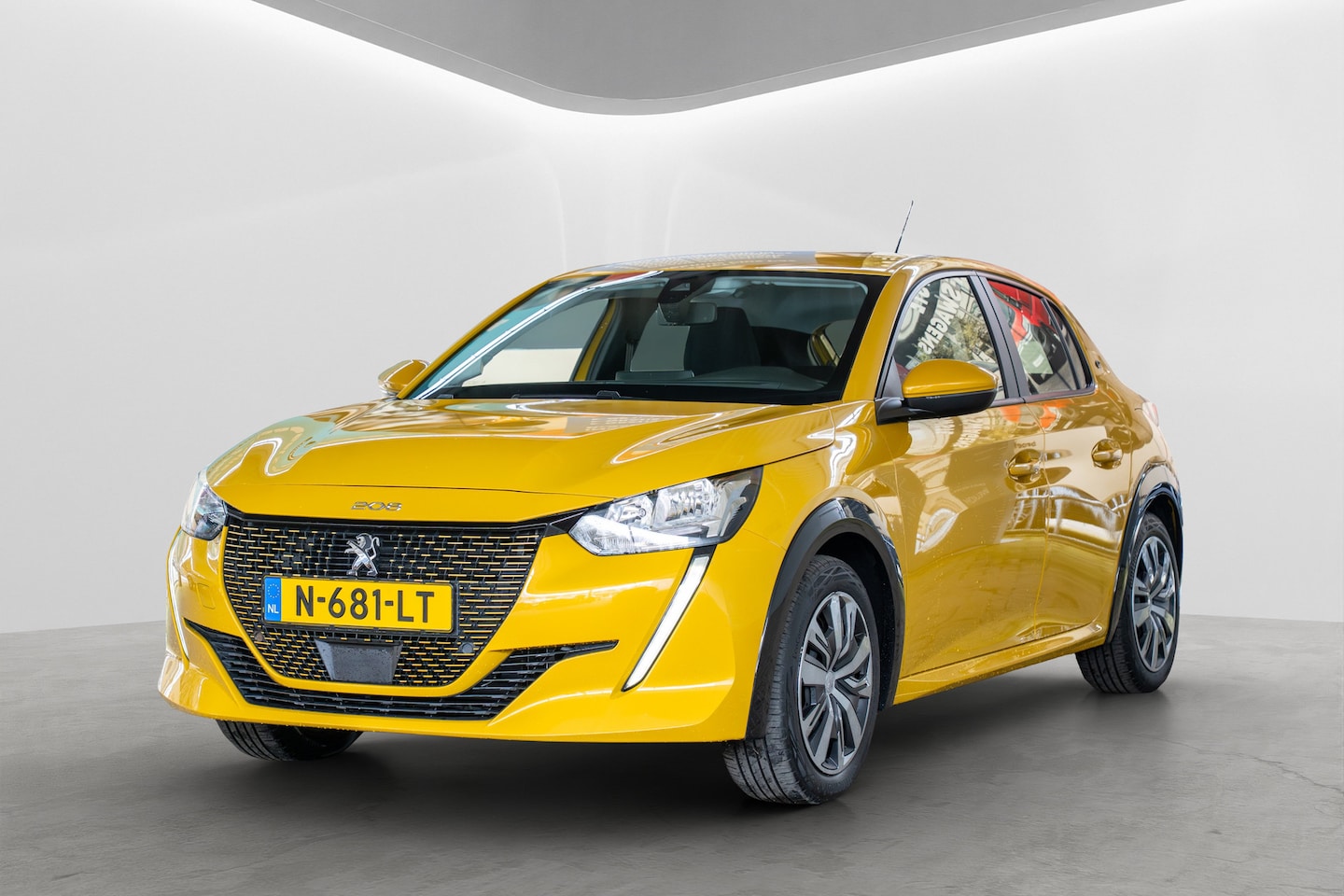 Peugeot e-208 - EV Active 50 kWh | Achterbank in delen neerklapbaar | Airco (automatisch) | Apple Carplay/ - AutoWereld.nl