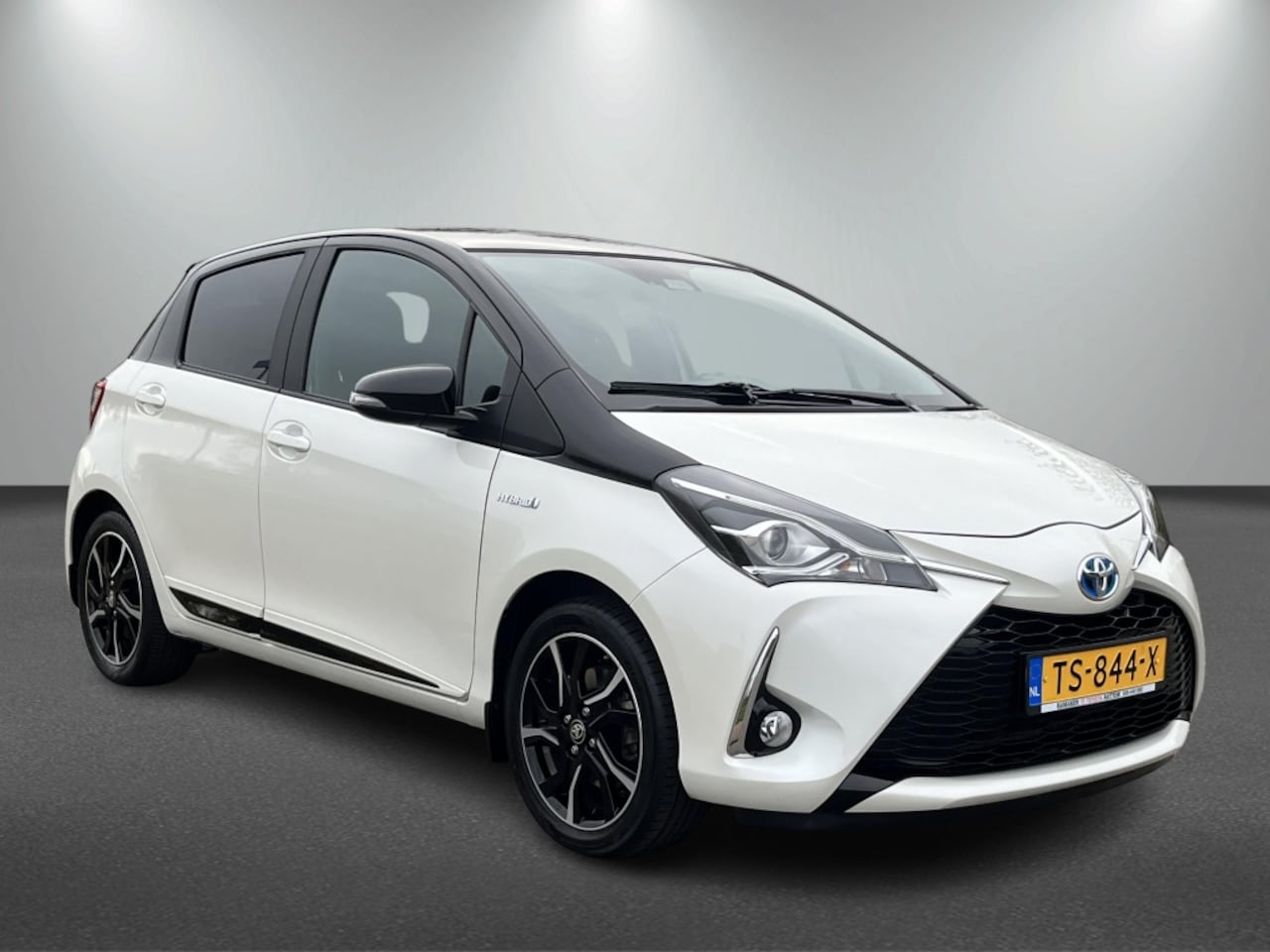Toyota Yaris - 1.5 Hyb Bi-Tone Plus - AutoWereld.nl