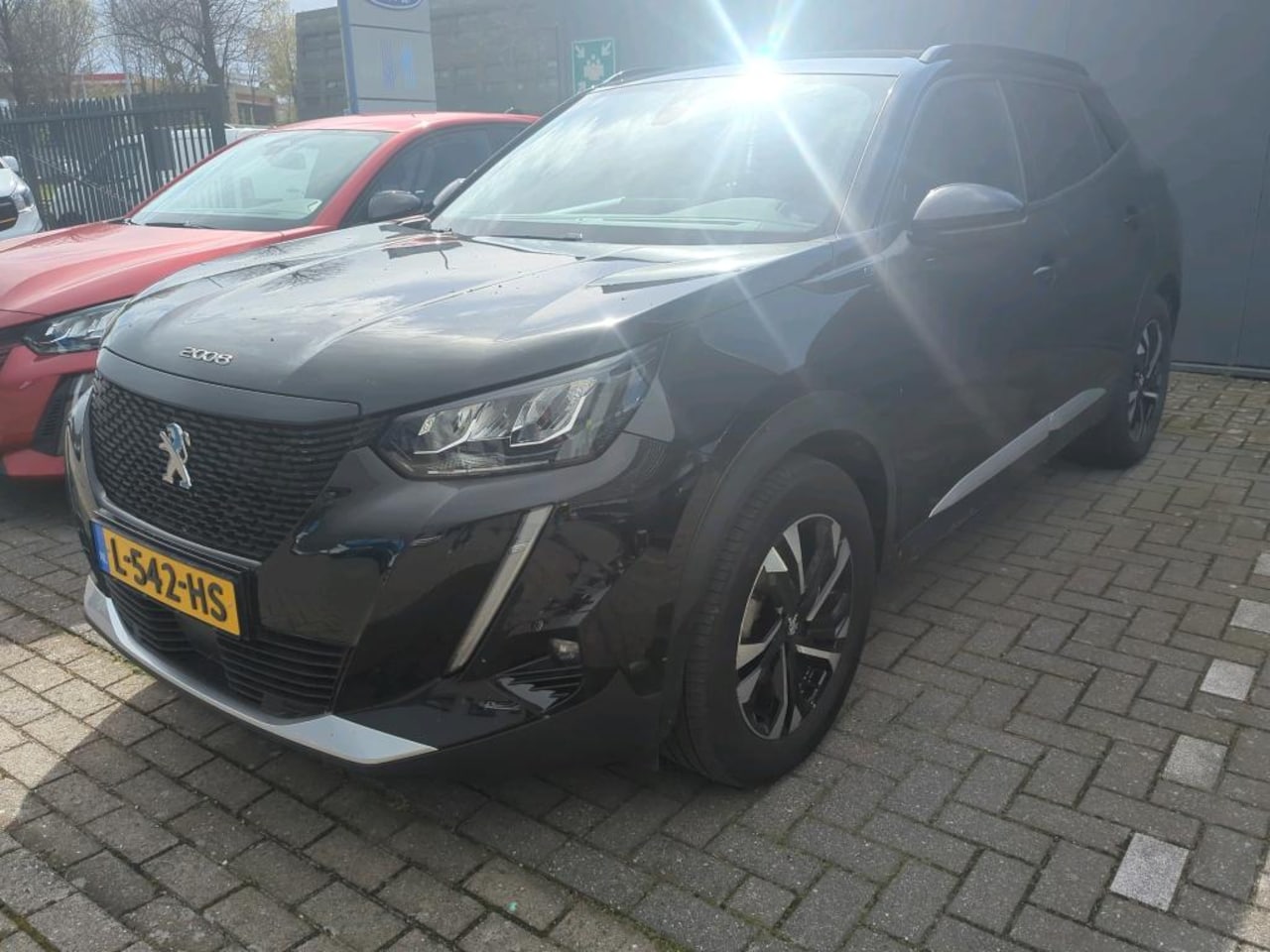 Peugeot e-2008 - EV 136PK 50KWH ALLURE PACK AUTOMAAT / NAVI / CLIMA / LED / CAMERA / STOELVERWARMING / 17"L - AutoWereld.nl