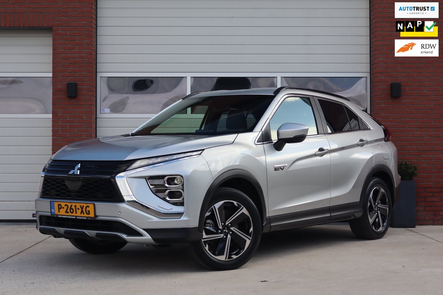 Mitsubishi Eclipse Cross - 2.4 PHEV Intense+ Dealeronderhouden - 1e eigenaar - Trekhaak - Camera - Stoelverwarming - - AutoWereld.nl