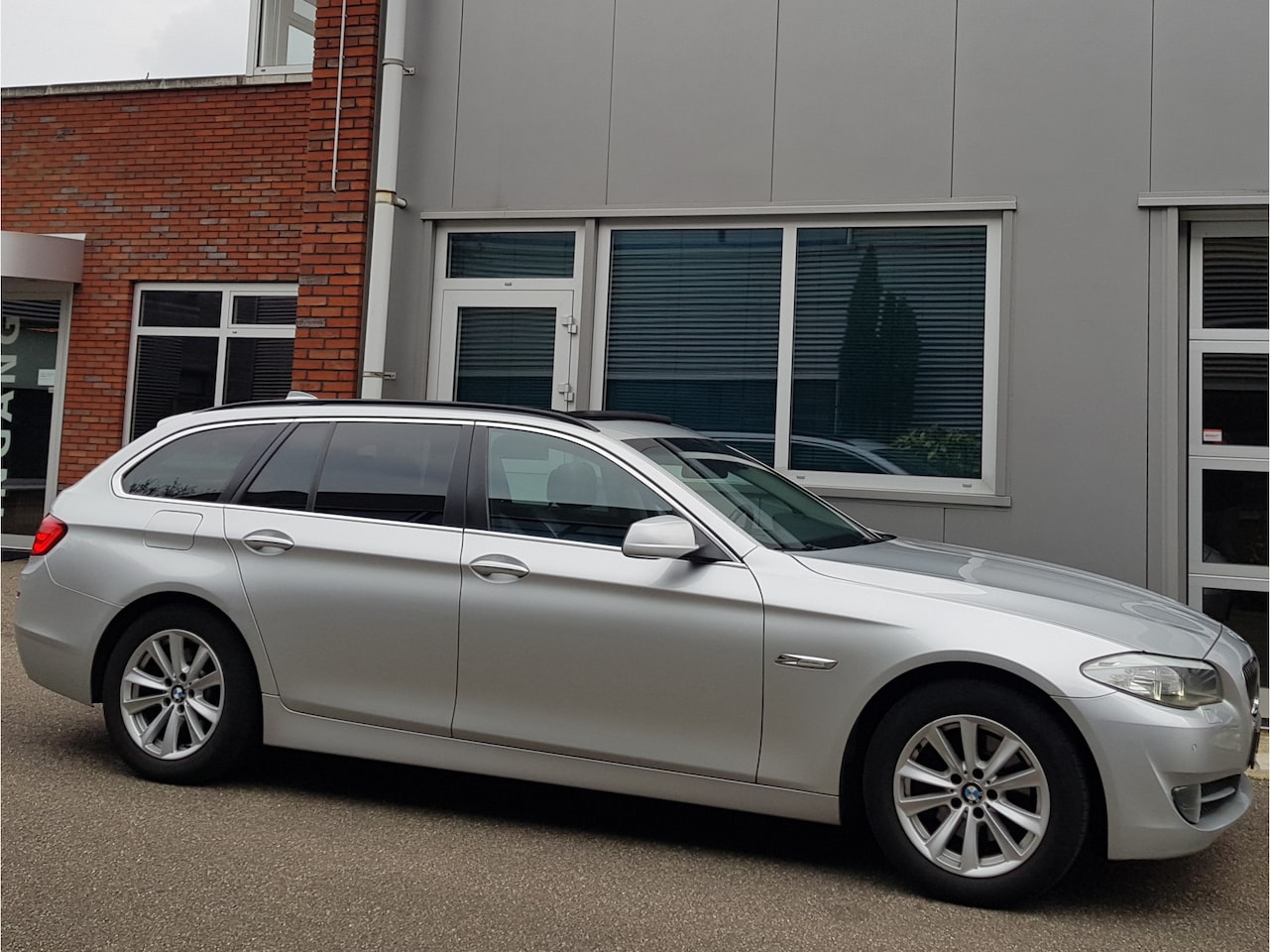 BMW 5-serie Touring - 523i Aut PanoDak Leder Navi Xenon - AutoWereld.nl