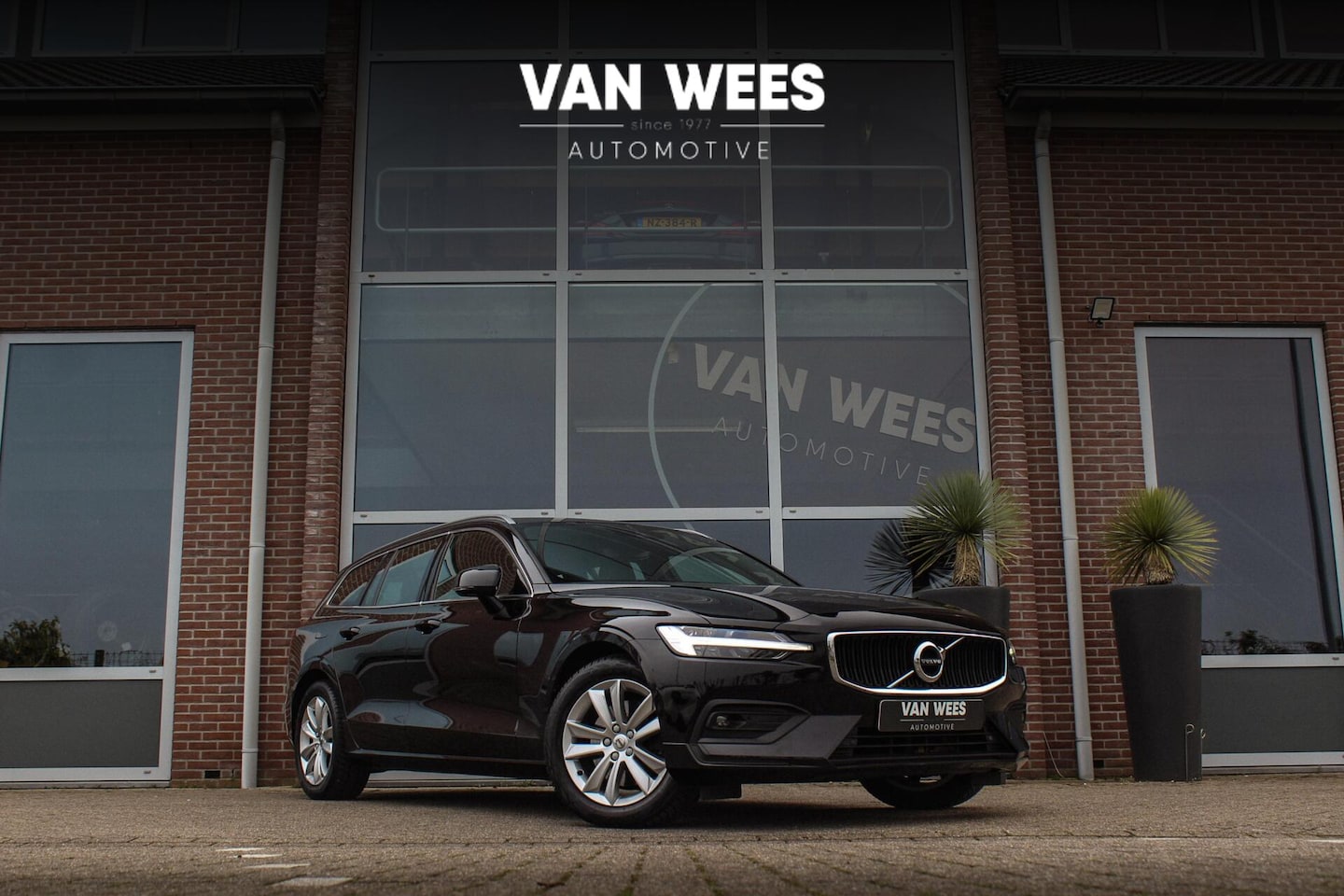 Volvo V60 - 2.0 B4 Inscription | NL auto | 2e eigenaar | BTW auto | Stuurverwarming | Leer | Cruise co - AutoWereld.nl