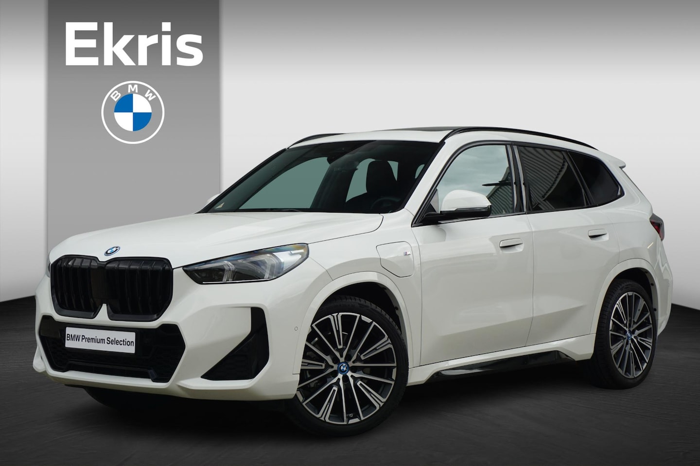 BMW X1 - xDrive30e M Sportpakket 20'' / Panoramadak / Elektrisch verstelbare stoelen / Harman Kardo - AutoWereld.nl