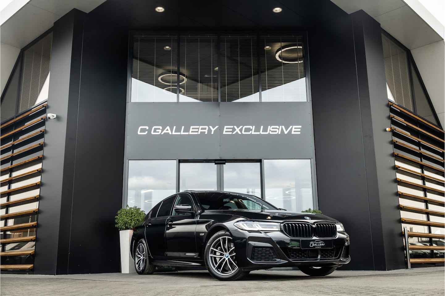 BMW 5-serie - 530e - M Sport | Panorama | Stoelkoeling | ACC - AutoWereld.nl