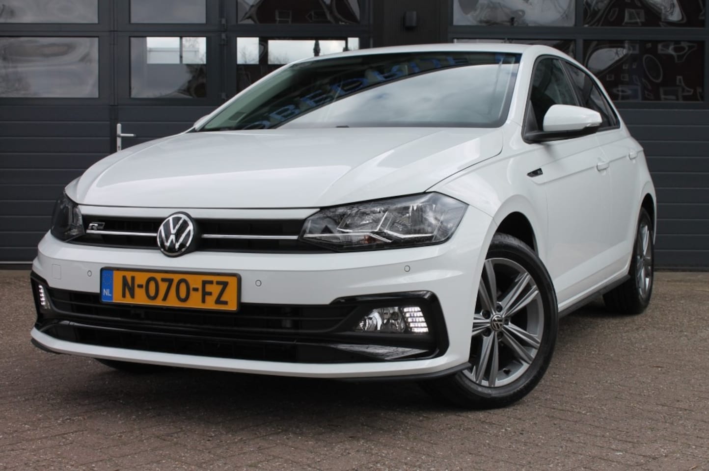 Volkswagen Polo - 1.0 TSI R-LINE ED. Adaptieve Cruise control / Parkeer sensoren v en a  *NL-Auto* - AutoWereld.nl