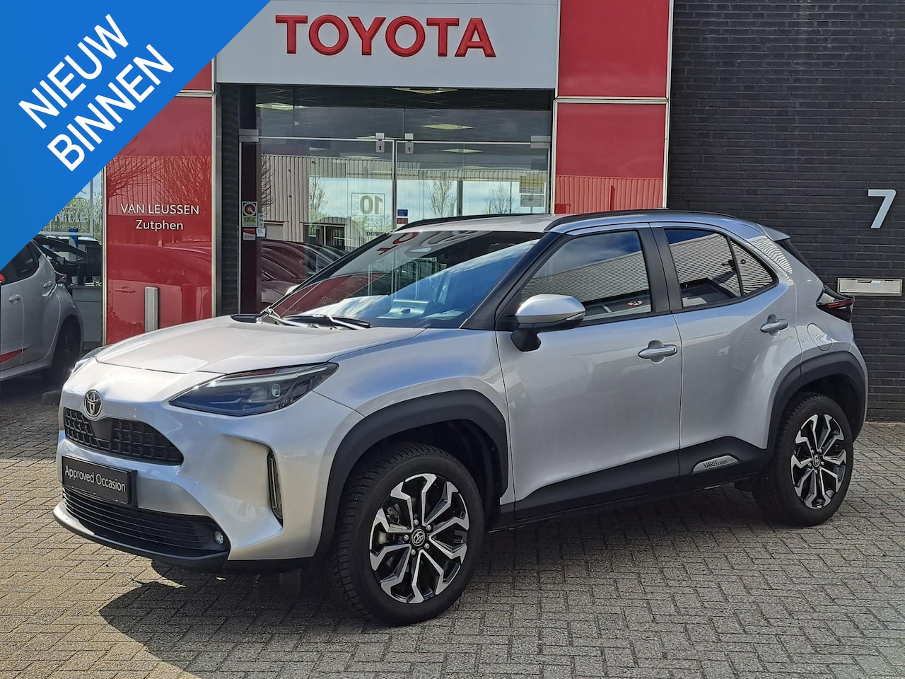 Toyota Yaris Cross - 1.5 Hybrid 115 First Edition STUUR EN STOELVERWARMING ADAPTIVE CRUISE CAMERA APPLE CAR PLA - AutoWereld.nl