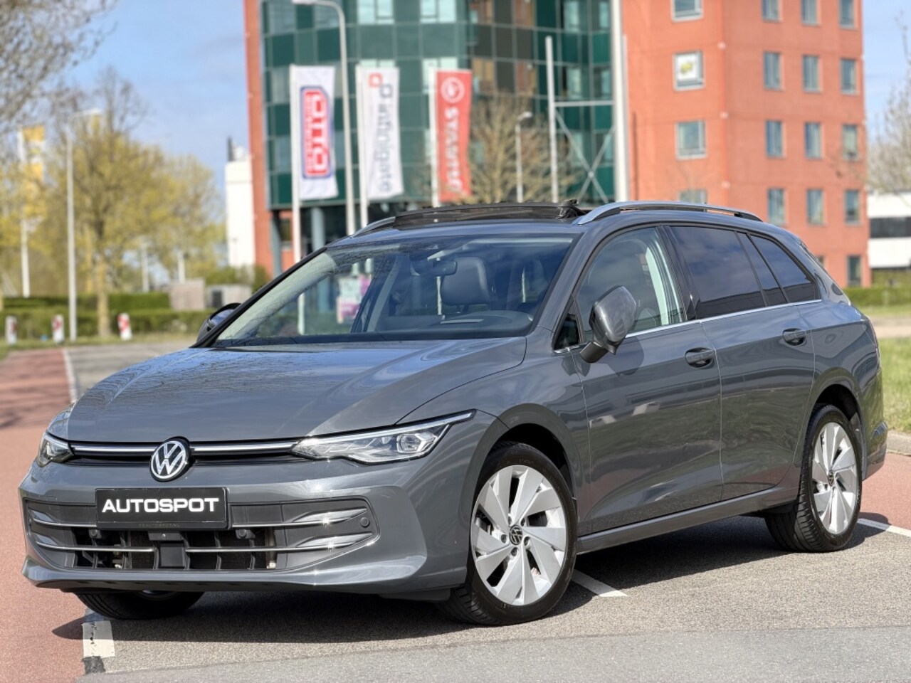 Volkswagen Golf Variant - 1.5 eTSI Style 150Pk Pano 360 Camera Trekhaak - AutoWereld.nl
