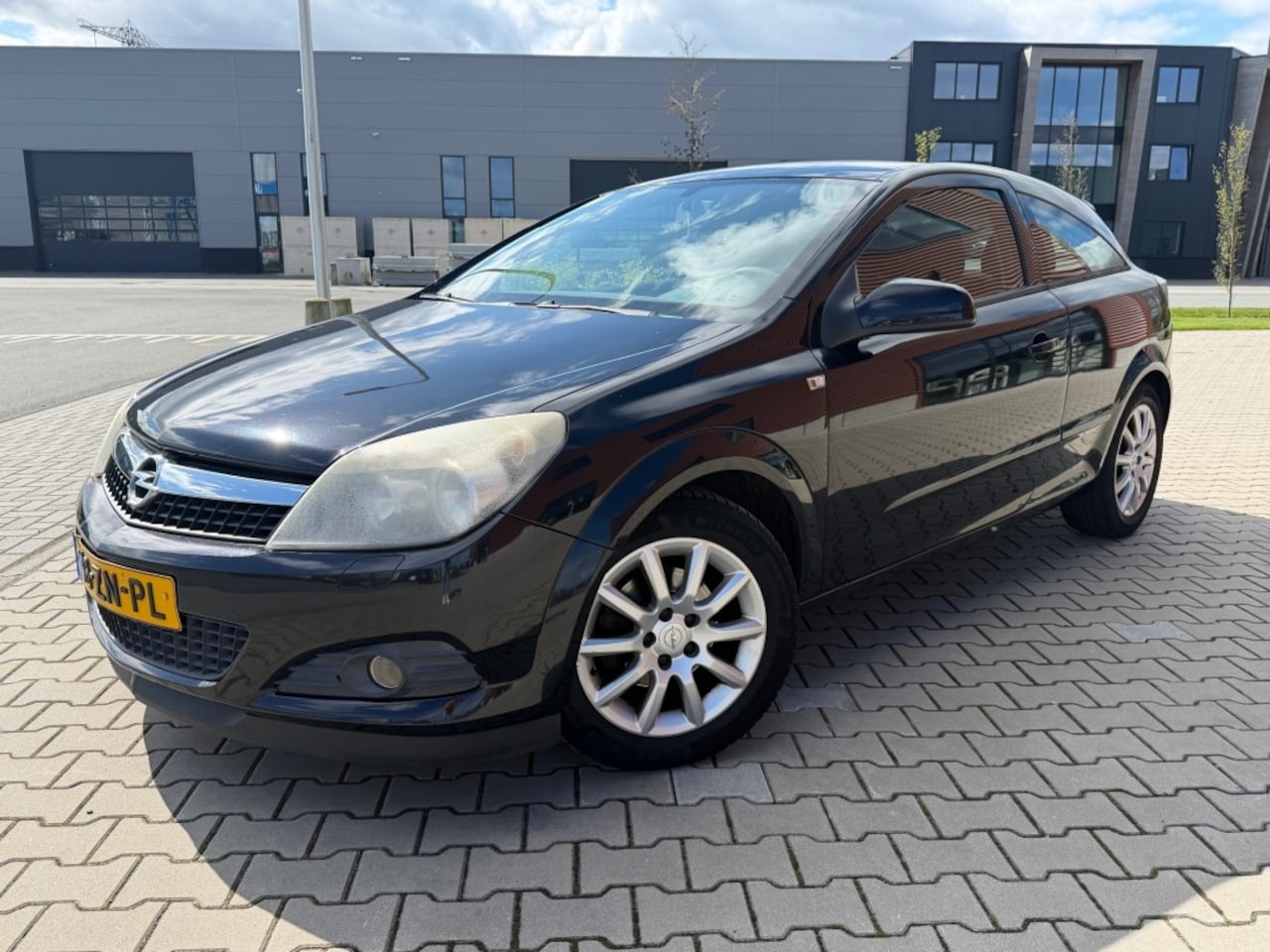 Opel Astra GTC - GTC 1.6  / AIRCO / CRUISE / 02-2027 apk - AutoWereld.nl