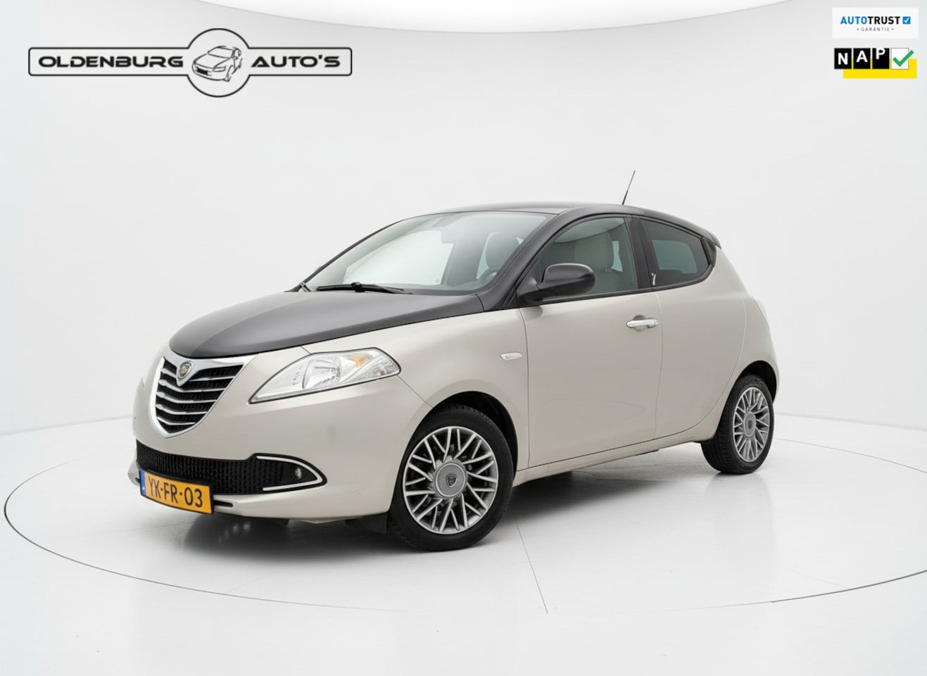 Lancia Y(psilon) - Ypsilon 0.9 TwinAir Platinum Automaat | Panoramadak | Leder | Clima | 15" Velgen | Navi | - AutoWereld.nl
