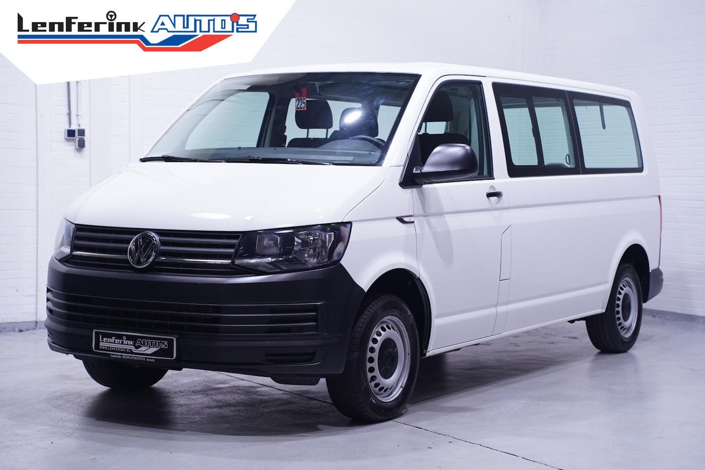 Volkswagen Transporter - 2.0 TDI L2H1 150pk Window Van Airco Cruise ideaal voor camperombouw - AutoWereld.nl
