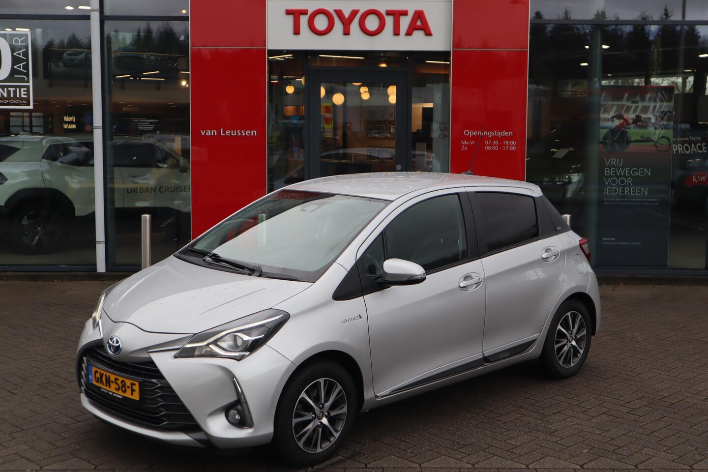 Toyota Yaris - 1.5 HYBRID DYNAMIC Y20 LIMITED NAVI CAMERA PARK-SENSOREN PRIVACY-GLASS KEYLESS AFN-TREKHAA - AutoWereld.nl