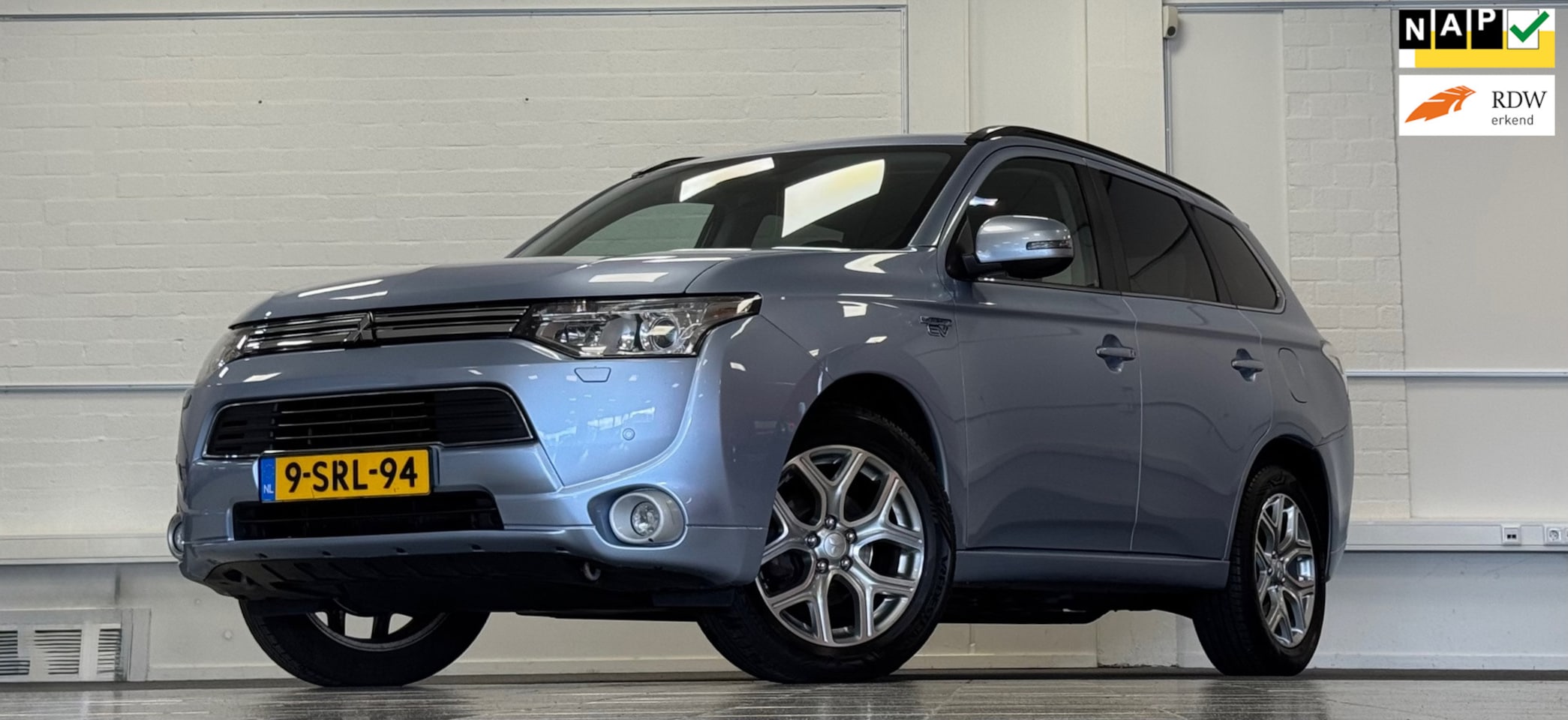 Mitsubishi Outlander - 2.0 PHEV Instyle+ Trekhaak Camera Mooi! Navigatie - AutoWereld.nl