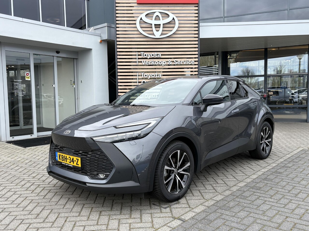 Toyota C-HR - 1.8 HYBRID 140 FIRST-EDITION ALL-SEASON BLINDSPOT PARK-SENSOREN STOEL/STUURVERW AD-CRUISE - AutoWereld.nl