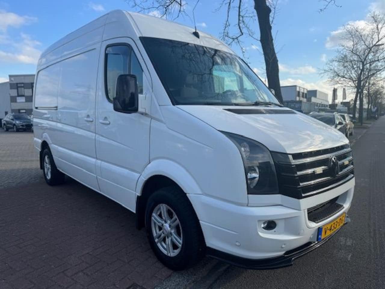 Volkswagen Crafter - 35 2.0 TDI 140pk L2 H2 Euro6 172.000km Airco,Navigatie,3 Zits - AutoWereld.nl