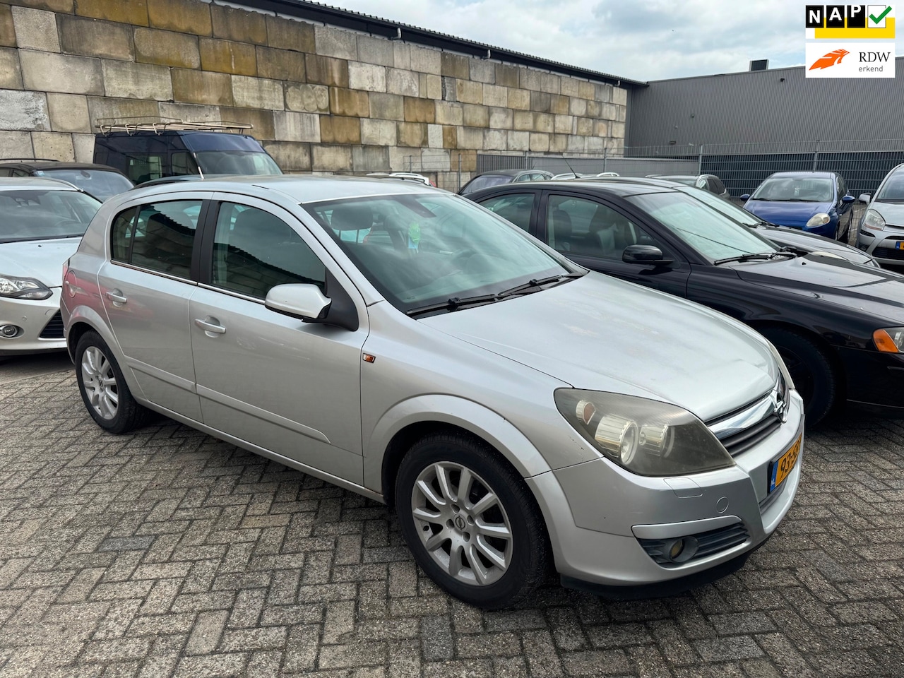 Opel Astra - 1.6 Elegance Airco,Trekhaak - AutoWereld.nl