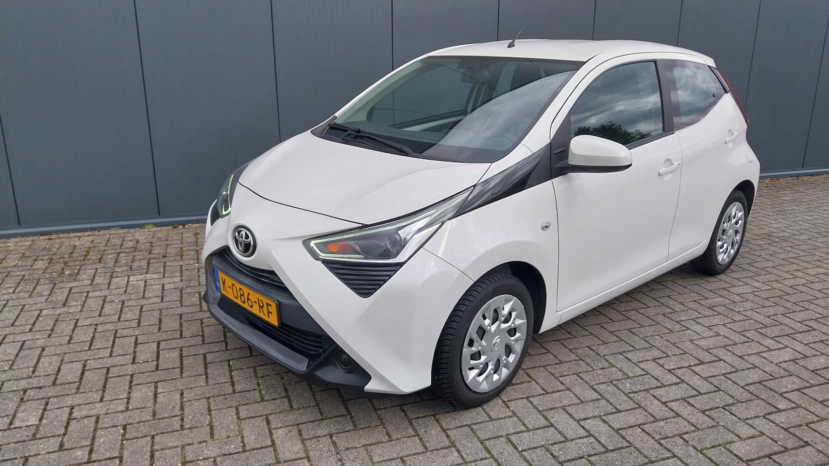 Toyota Aygo - 1.0 VVT-i x-play//CAMERA// APP CARPLAY/ANDRIOD AUTO - AutoWereld.nl