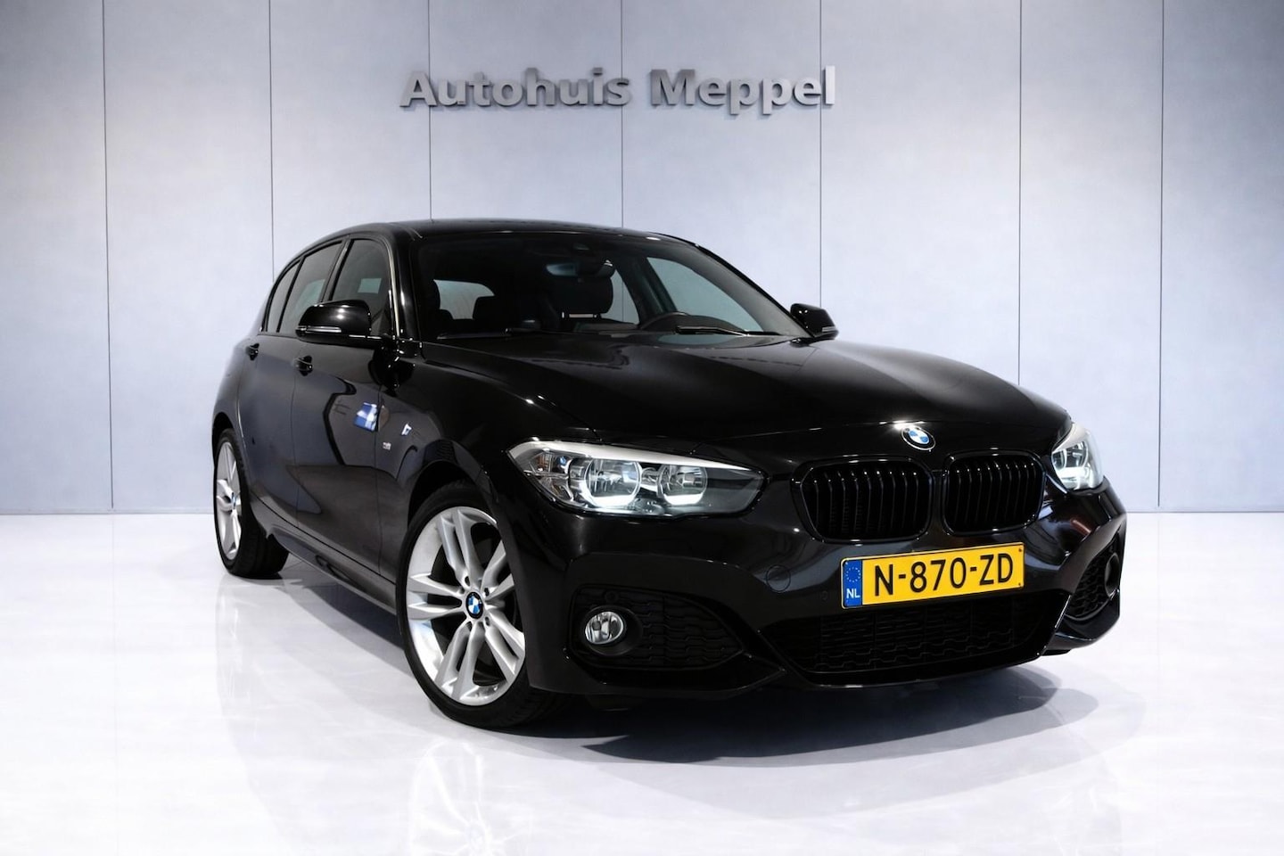 BMW 1-serie - 116i M-Sport/// | Cruise Control | PDC | Navigatie | Shadow Line | - AutoWereld.nl