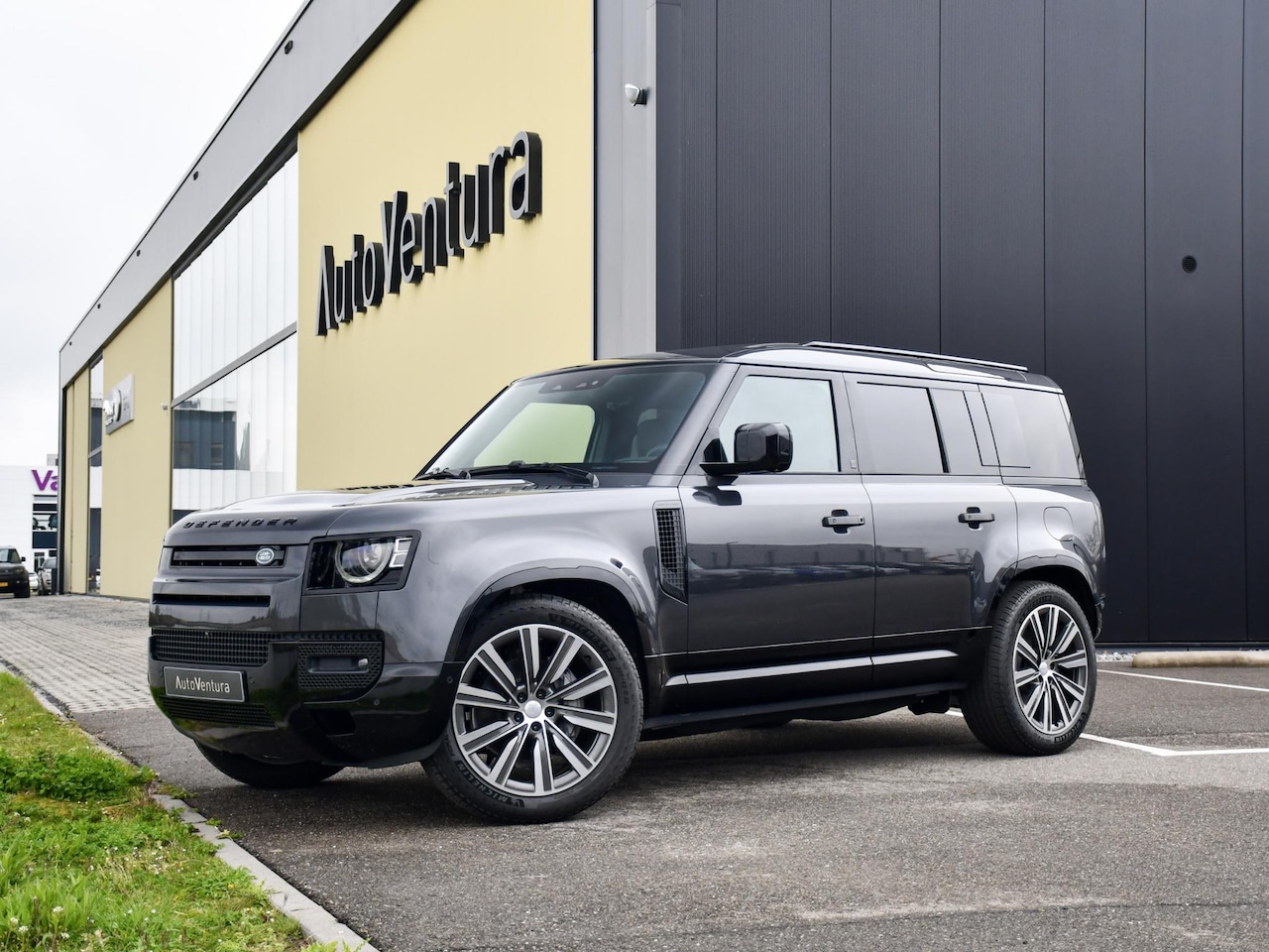 Land Rover Defender 110 - 2.0 P300e 110 X-Dynamic l 6 Persoons l Schuif- /kantel Pano  l Adapt. Cruise l Black Pack - AutoWereld.nl