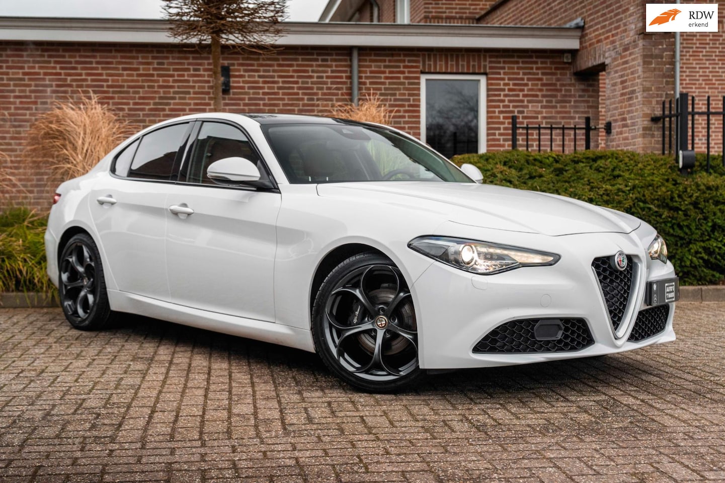 Alfa Romeo Giulia - 2.0T Super 200 PK Aut. Pano Keyless Half/Leder Xenon 19'' - AutoWereld.nl