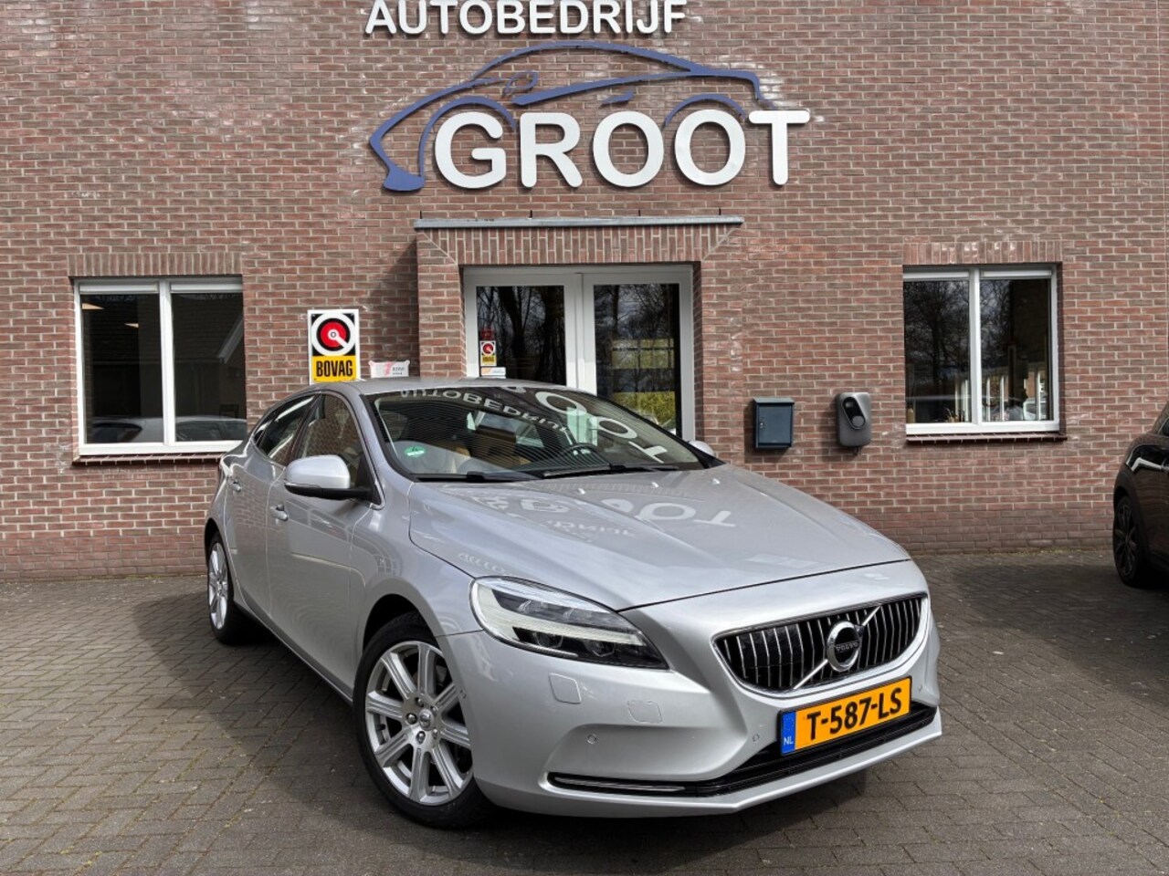 Volvo V40 - 2.0 T3 152PK! INSCRIPTION! TREKHAAK/LEER/CAMERA - AutoWereld.nl