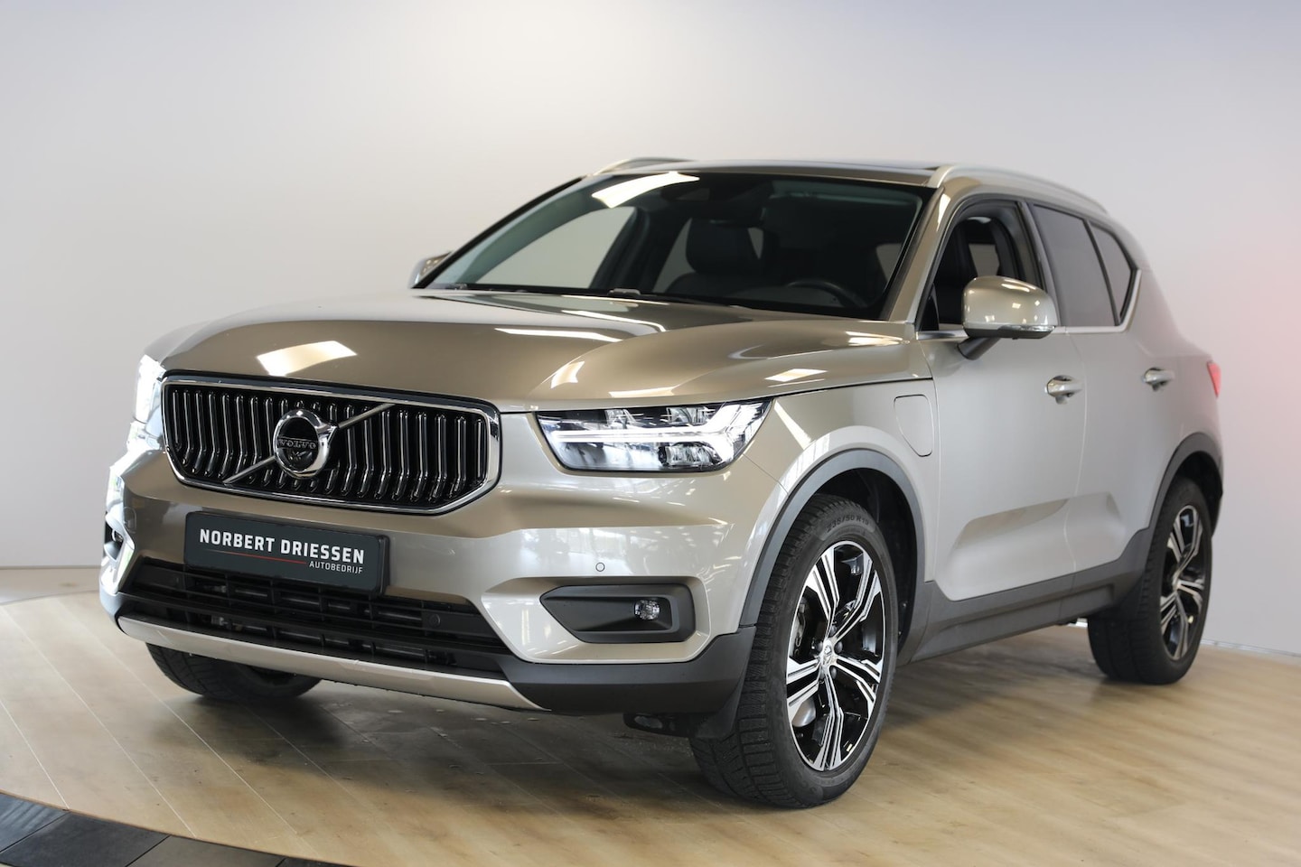 Volvo XC40 - 1.5 T5 Recharge Inscription | Schuif- kanteldak | Trekhaak | 360 Camera - AutoWereld.nl