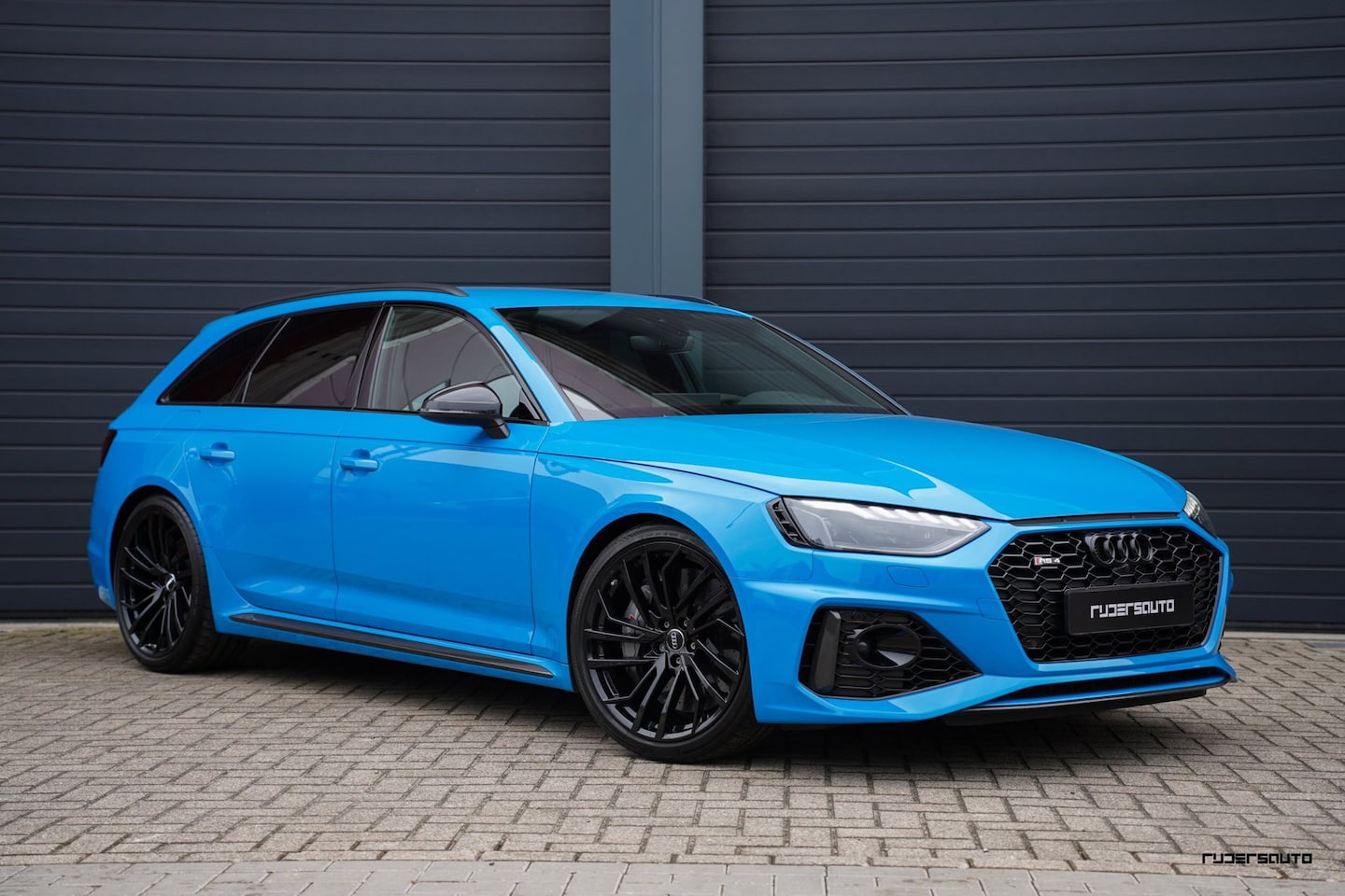 Audi RS4 - | Facelift | Keramisch | Massage | Matrix | B&O | Carbon in-& exterieur | RS-sport uitlaat - AutoWereld.nl