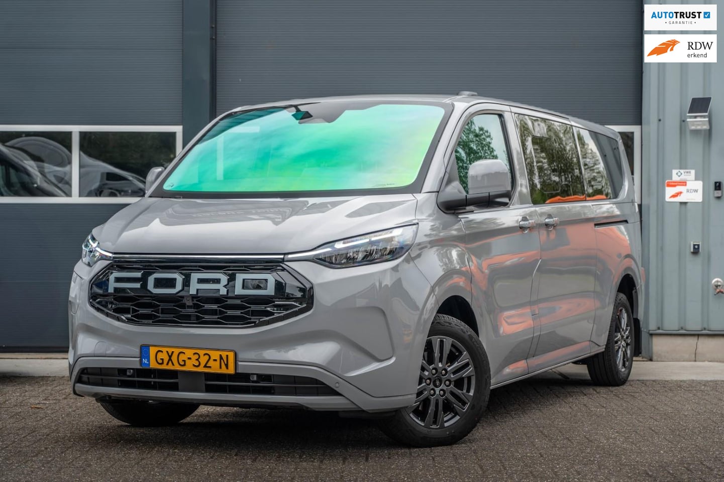 Ford Transit Custom - 340 2.5 PHEV L2H1 Limited 340 2.5 PHEV L2H1 Limited, RUIM, ZUINIG EN LUXE UITGEVOERD. VOOR 9 PERSONEN EN NOG VOLDOEN - AutoWereld.nl