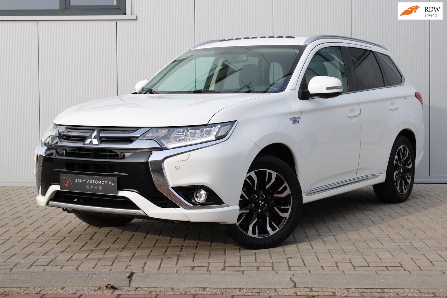 Mitsubishi Outlander - 2.0 PHEV Prestige+ OPENDAK I 360 CAM I KEYLESS I AFN. TREKH. I LEDER I SUBWOOFER I 230V I - AutoWereld.nl