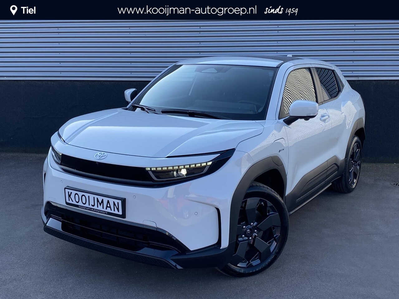 Toyota Urban Cruiser - Executive 61 kWh Nieuw! Panoramadak, 360° camea, navigatie, parkeersensoren, draadloze tel - AutoWereld.nl