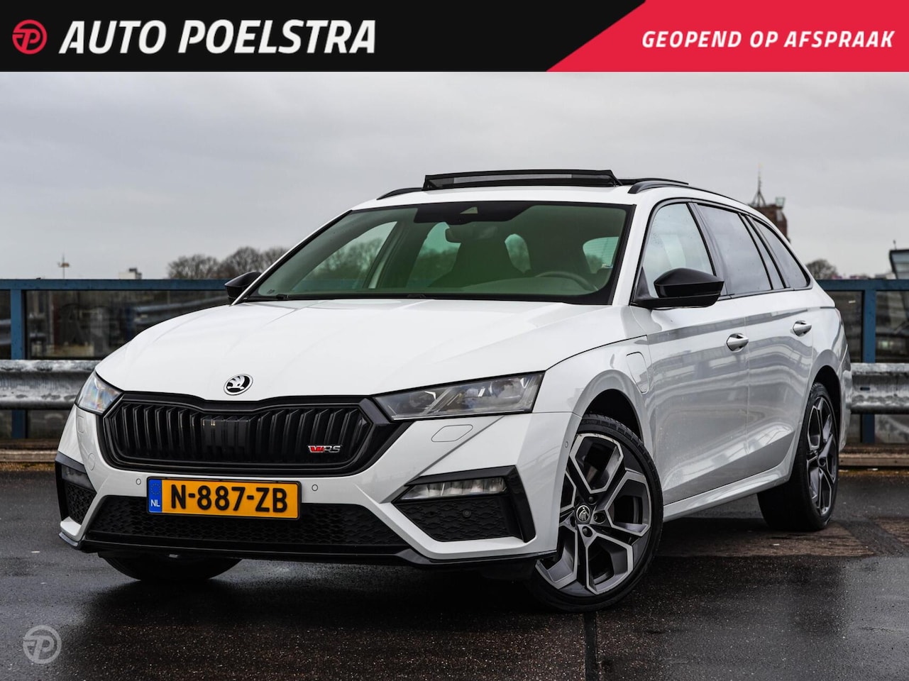 Skoda Octavia Combi - 1.4 TSI RS iV PHEV Business 245 PK Panoramadak Matrix LED Camera Sfeerverlichting Stoelver - AutoWereld.nl